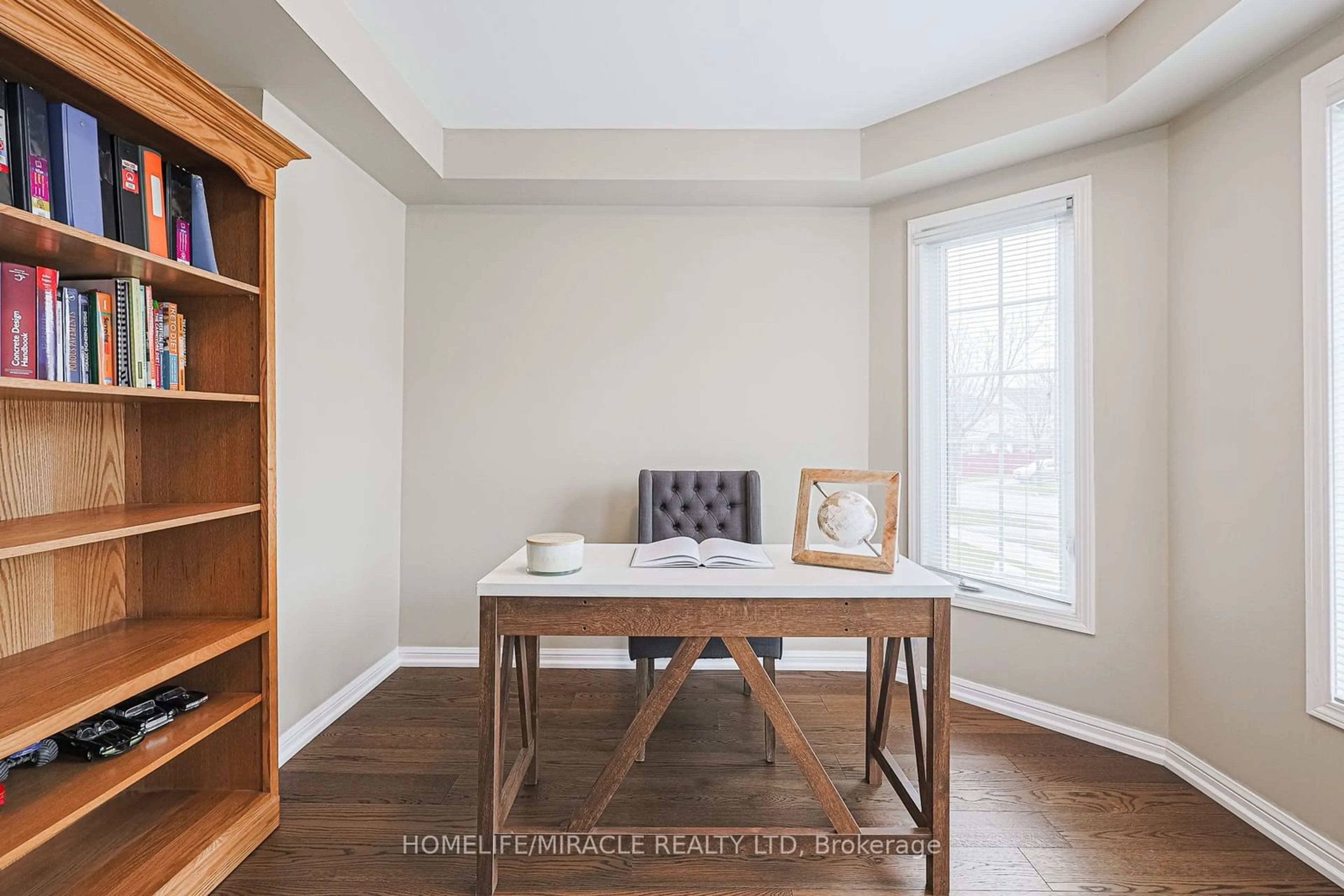 A pic of a room, wood floors for 15 Davidson Dr, New Tecumseth Ontario L9R 0E4