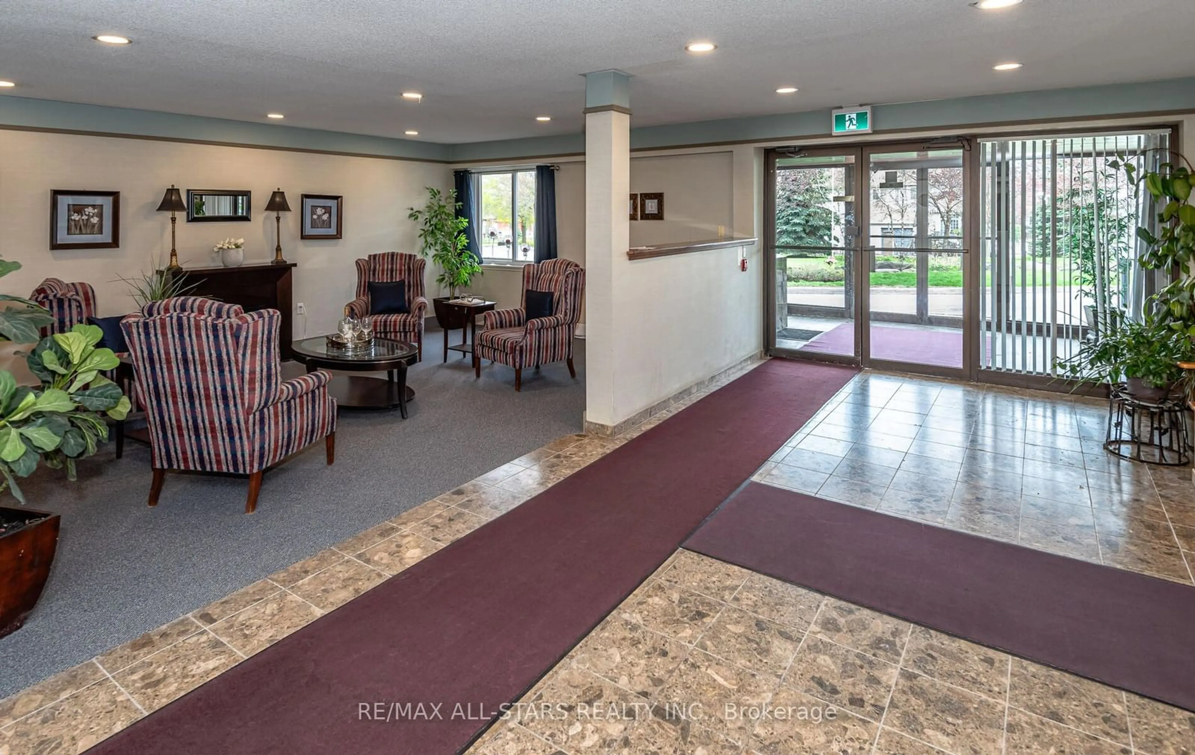 Indoor lobby, carpet floors for 111 Grew Blvd #207, Georgina Ontario L0E 1L0