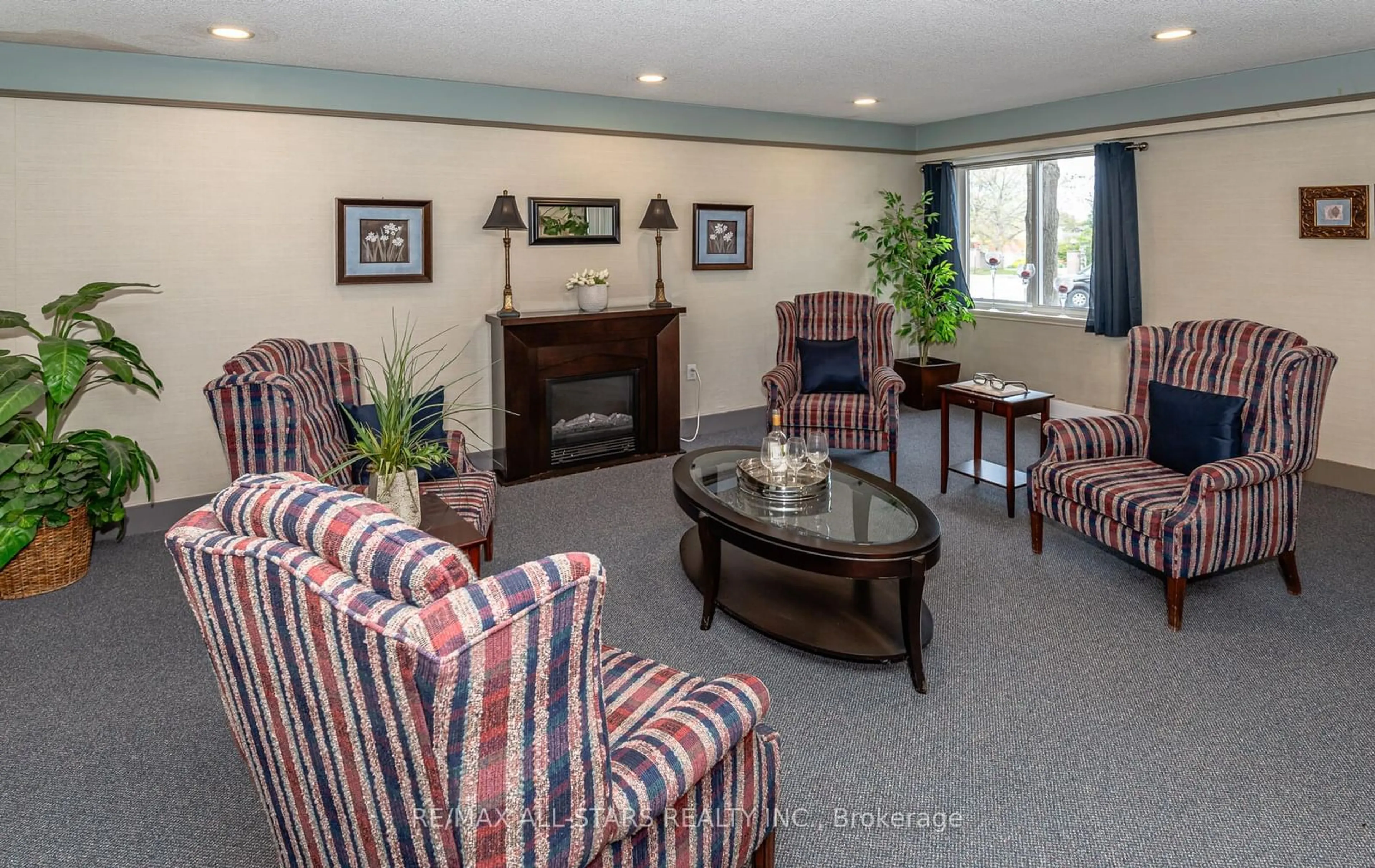 Indoor lobby, carpet floors for 111 Grew Blvd #207, Georgina Ontario L0E 1L0