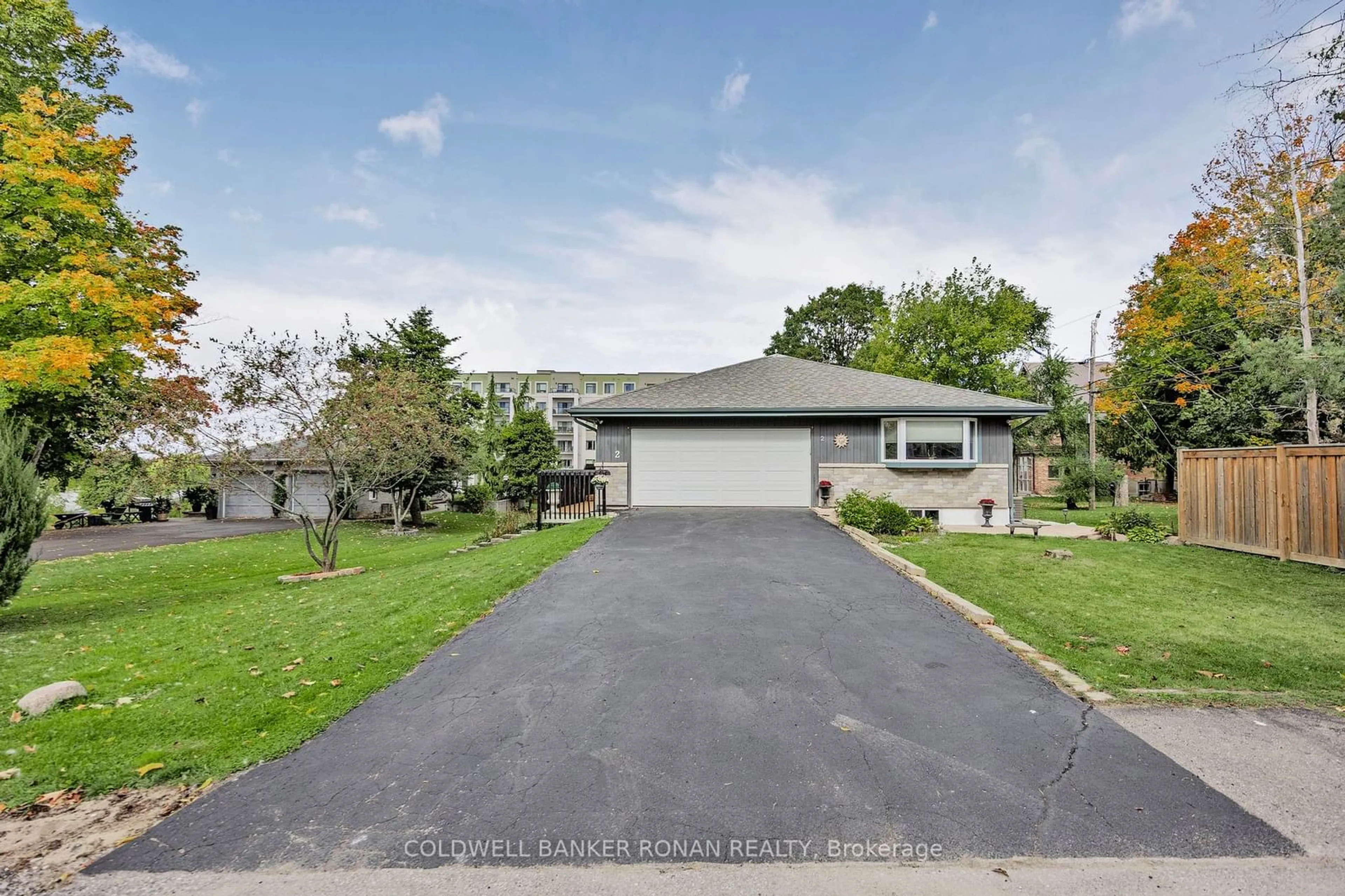 Frontside or backside of a home, the street view for 2 Rodcliff Rd, New Tecumseth Ontario L0G 1W0