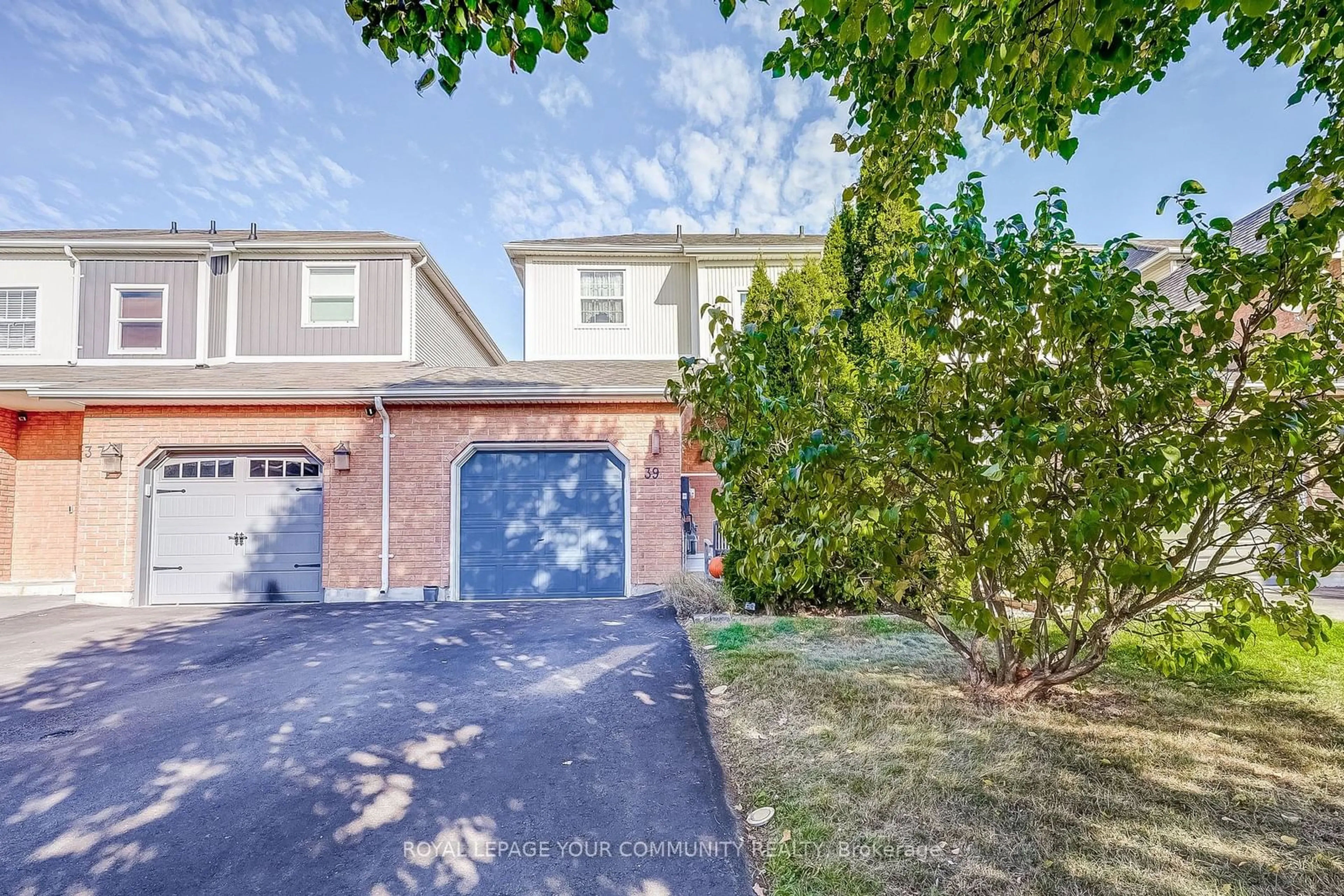 A pic from exterior of the house or condo, the street view for 39 Wrendale Cres, Georgina Ontario L4P 0H2