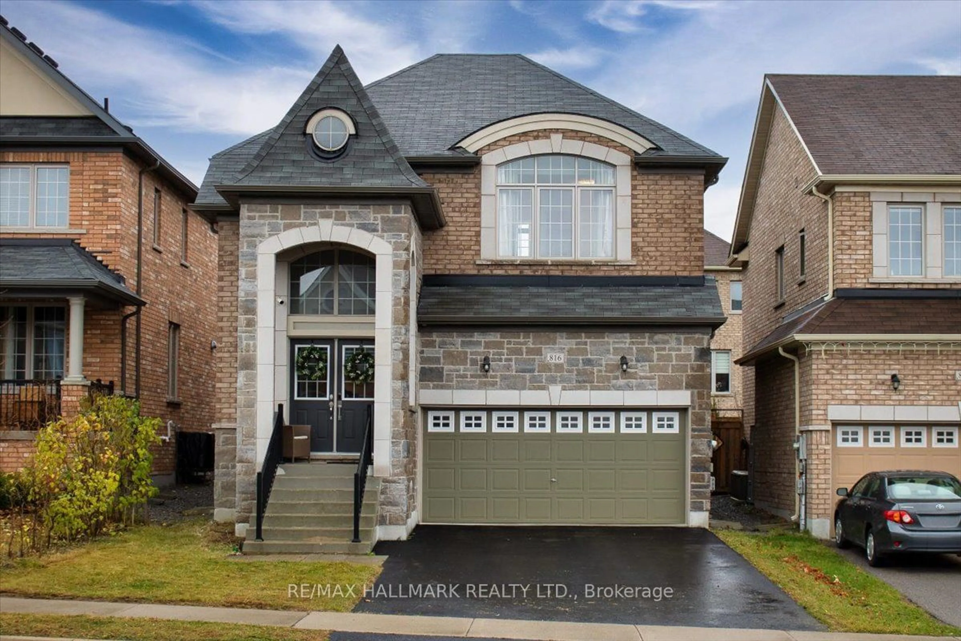 Home with brick exterior material for 816 Elvidge Tr, Newmarket Ontario L3X 0J3