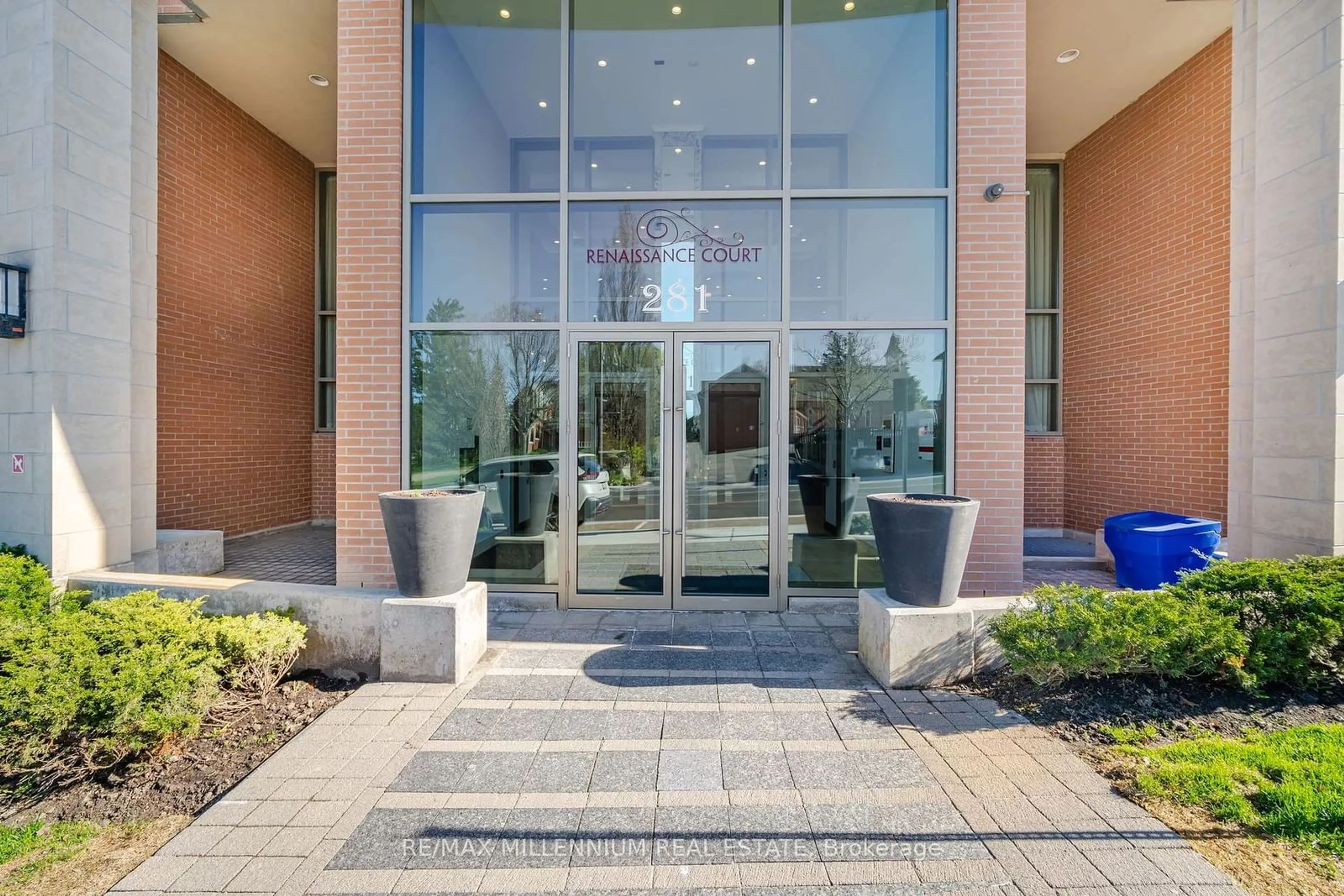 Indoor lobby, ceramic floors for 281 woodbridge Ave #527, Vaughan Ontario L4L 0C6