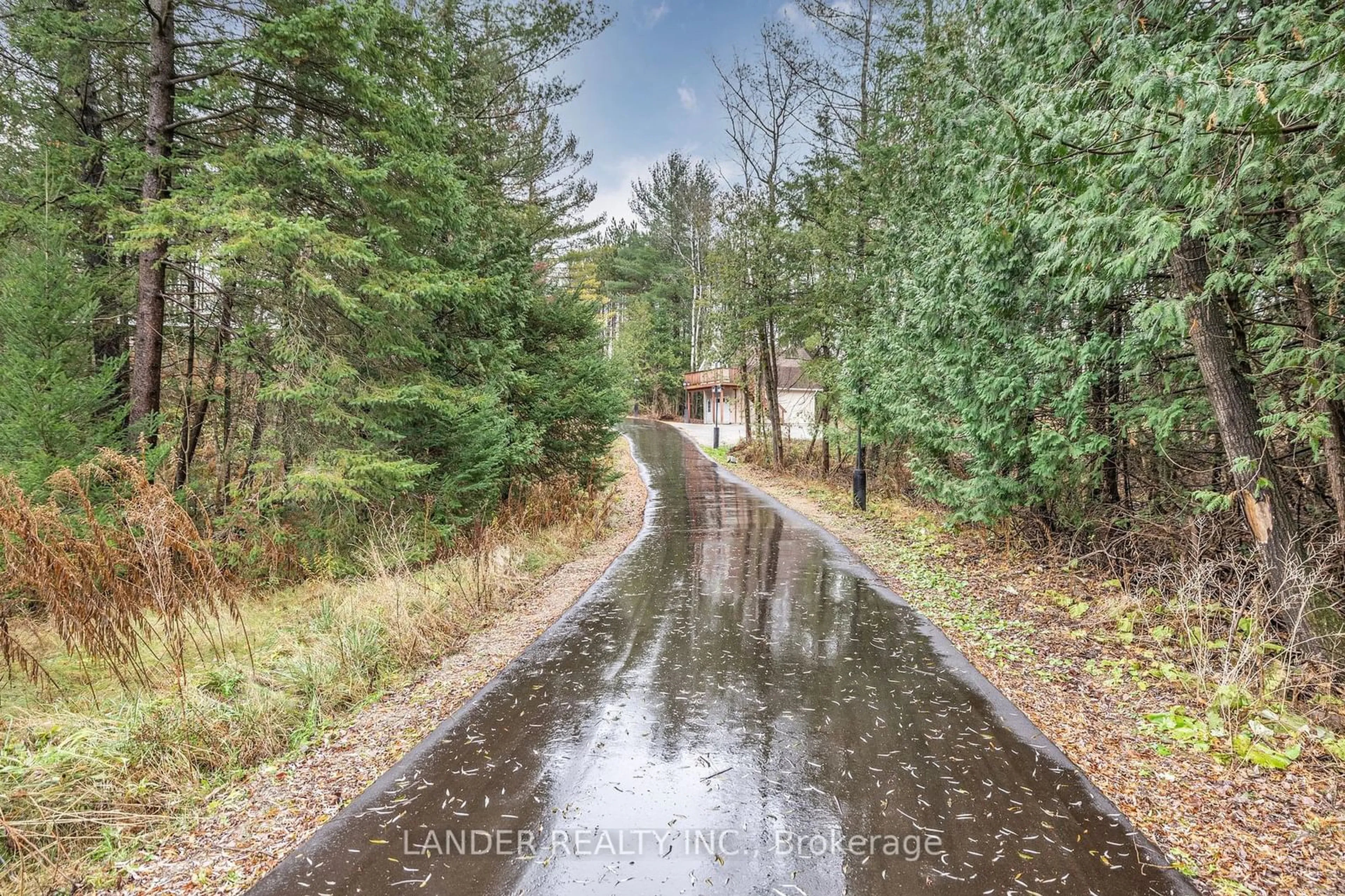 A pic from exterior of the house or condo, the street view for 19661 Kennedy Rd, East Gwillimbury Ontario L0G 1V0