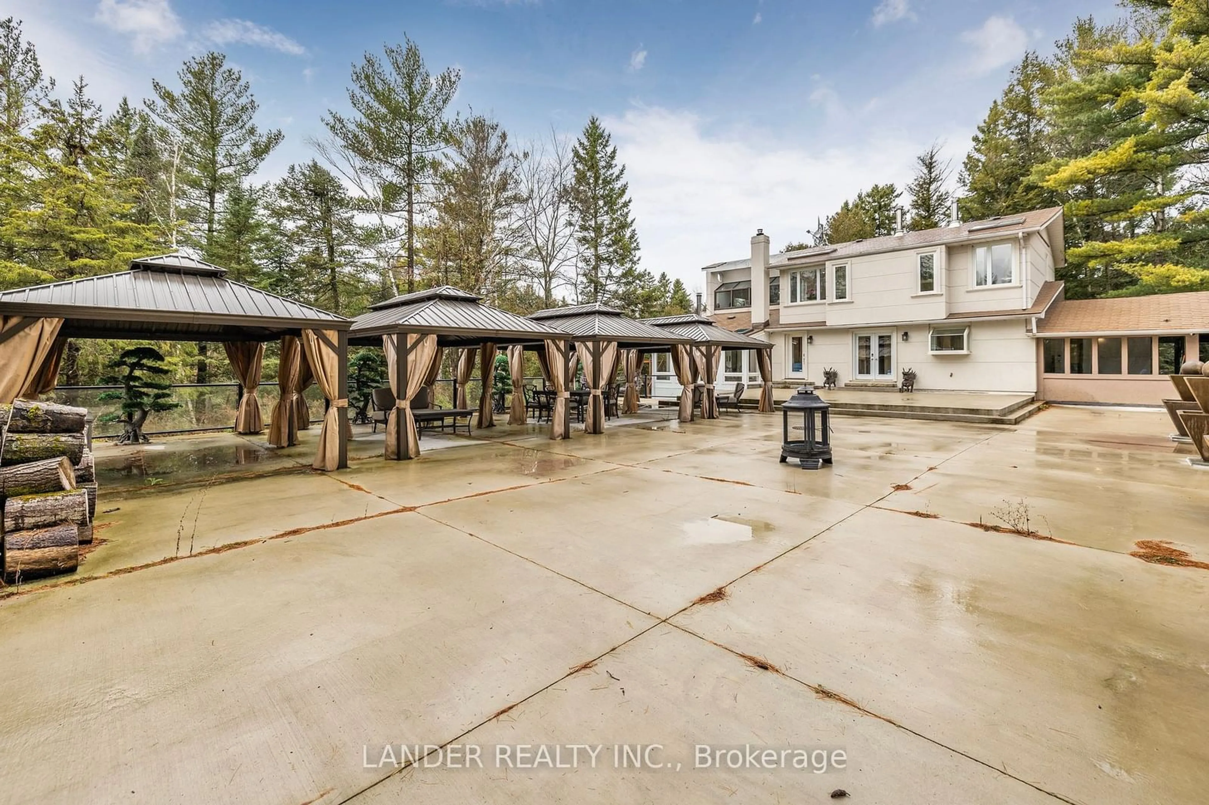 Patio, the front or back of building for 19661 Kennedy Rd, East Gwillimbury Ontario L0G 1V0