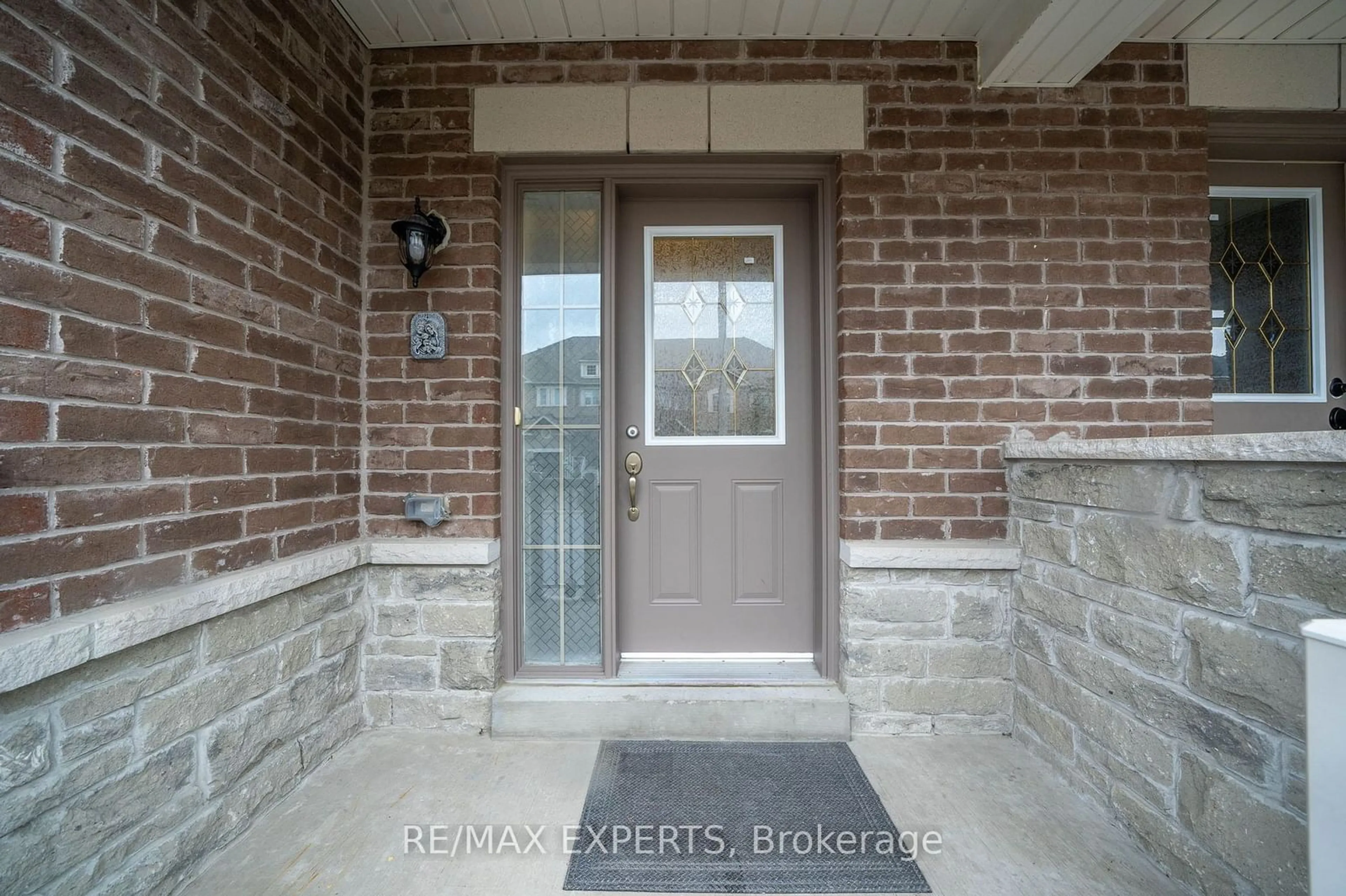 Indoor entryway, cement floor for 17 Zachary Pl, Vaughan Ontario L4H 0C2