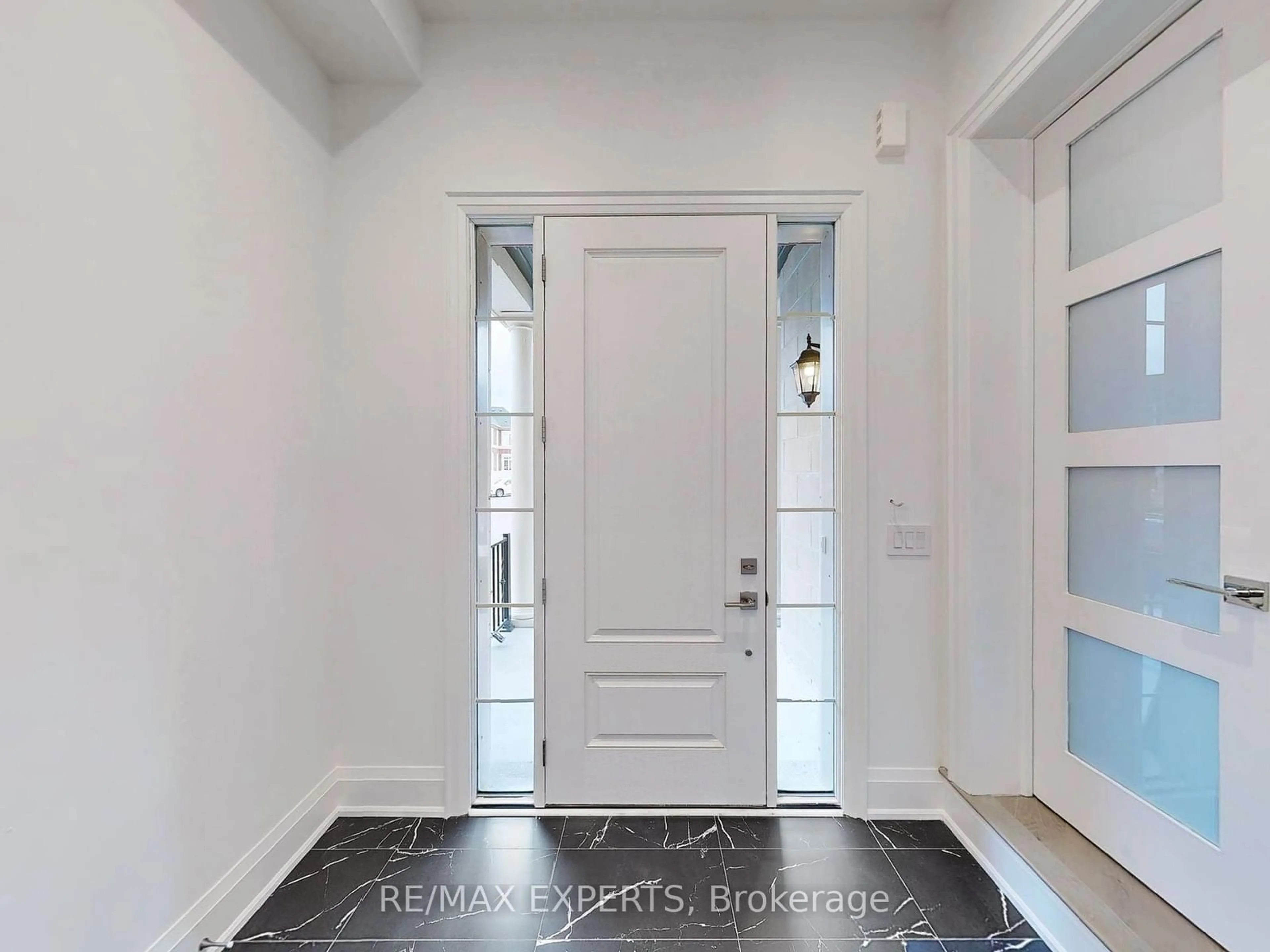 Indoor entryway, wood floors for 32 Night Sky Crt, Richmond Hill Ontario L4C 2R4