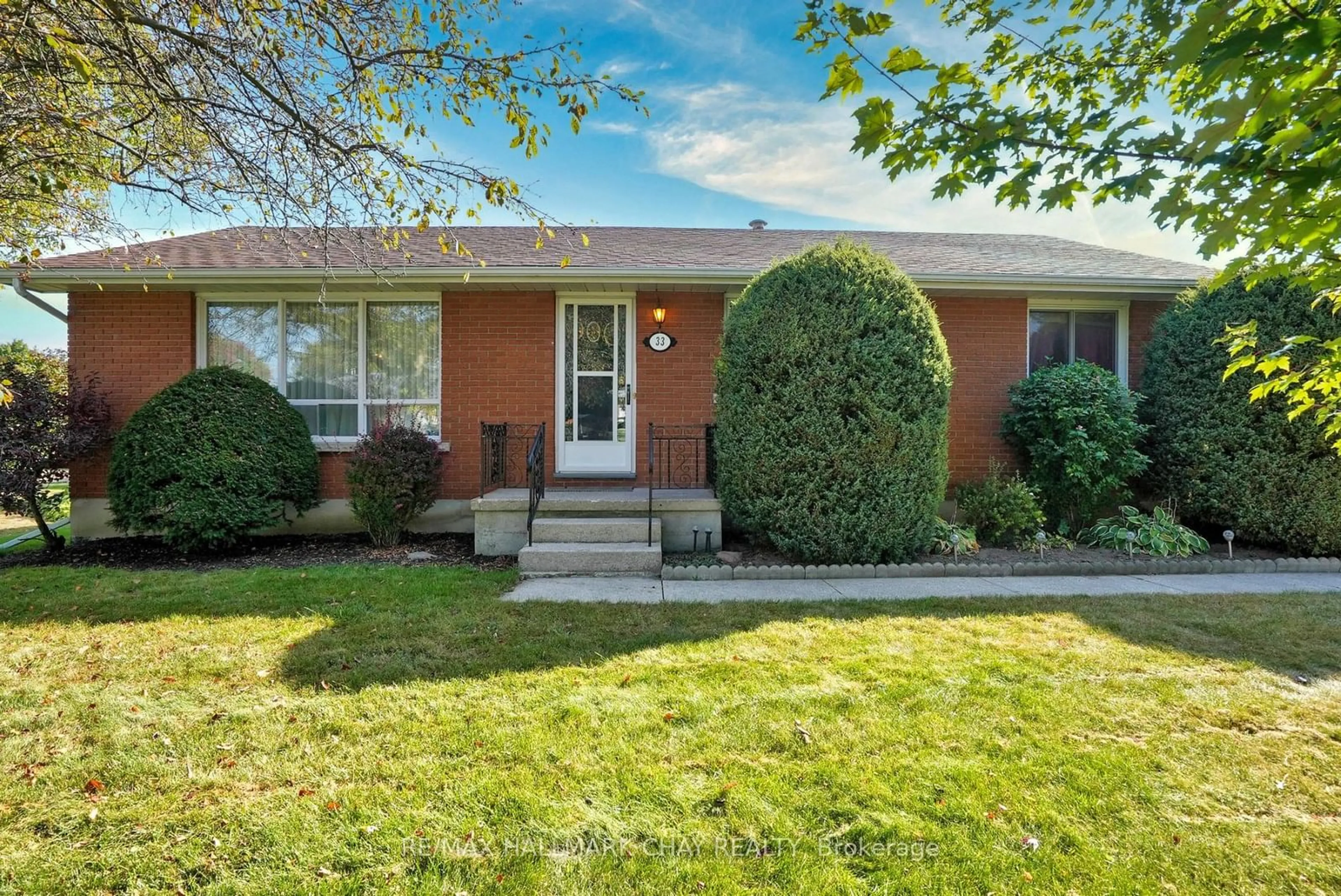 A pic from exterior of the house or condo, the street view for 33 Hancey Cres, New Tecumseth Ontario L9R 1B8