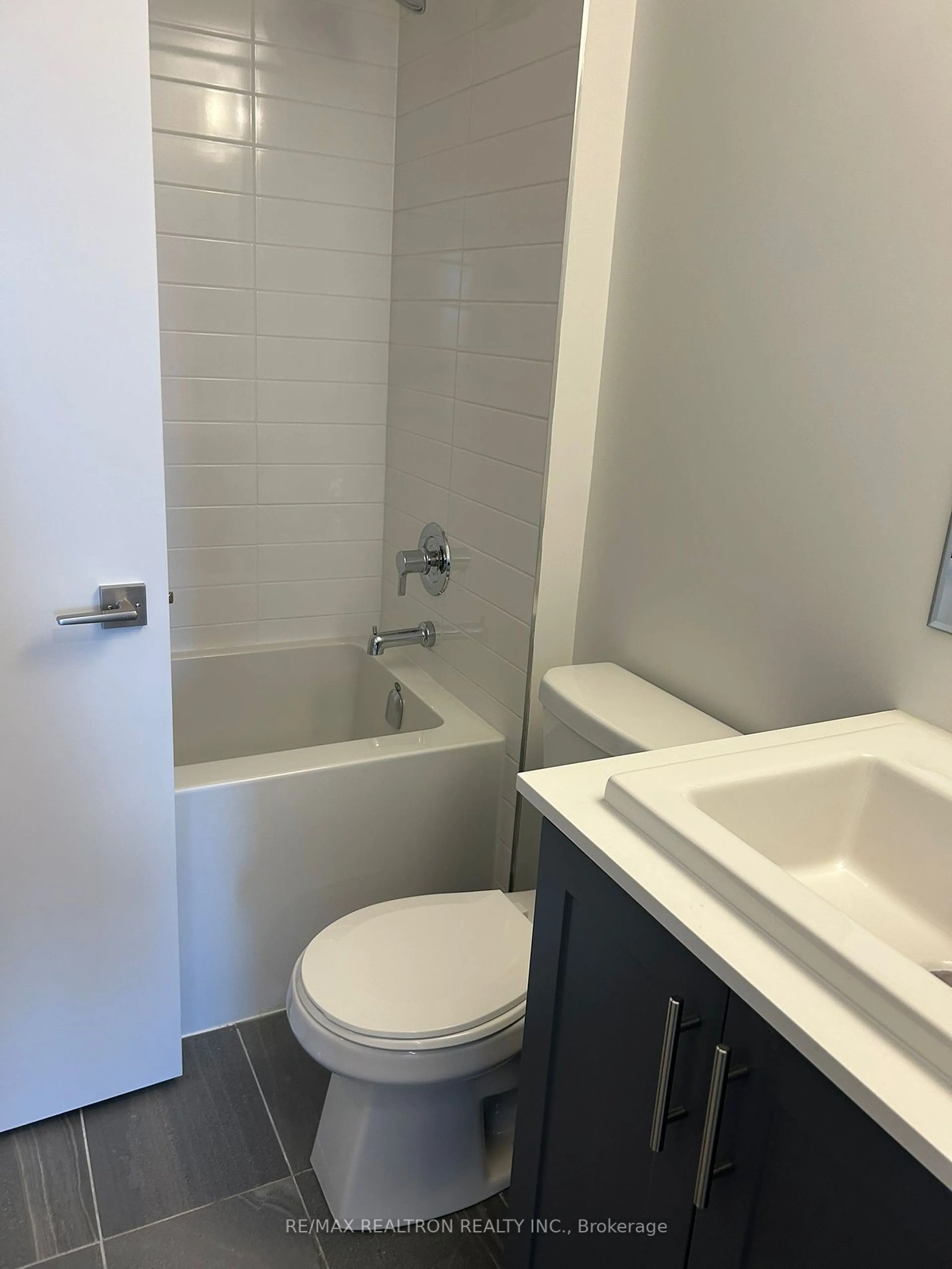 Standard bathroom, ceramic/tile floor for 11 Lytham Green Circ #0191, Newmarket Ontario L3Y 0C7