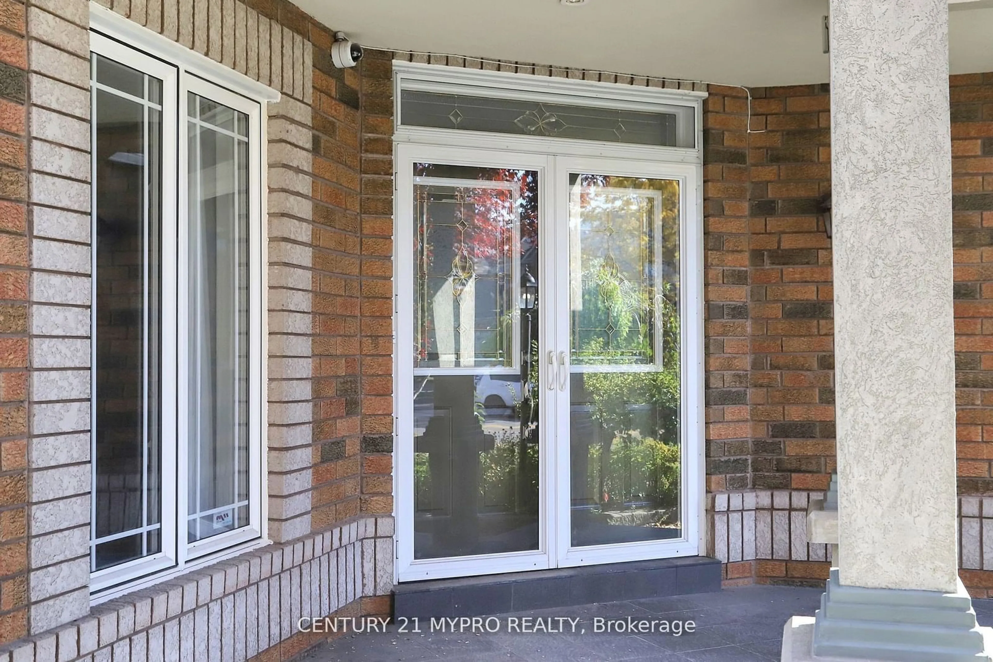 Indoor entryway, wood floors for 34 Estate Garden Dr, Richmond Hill Ontario L4E 3V3