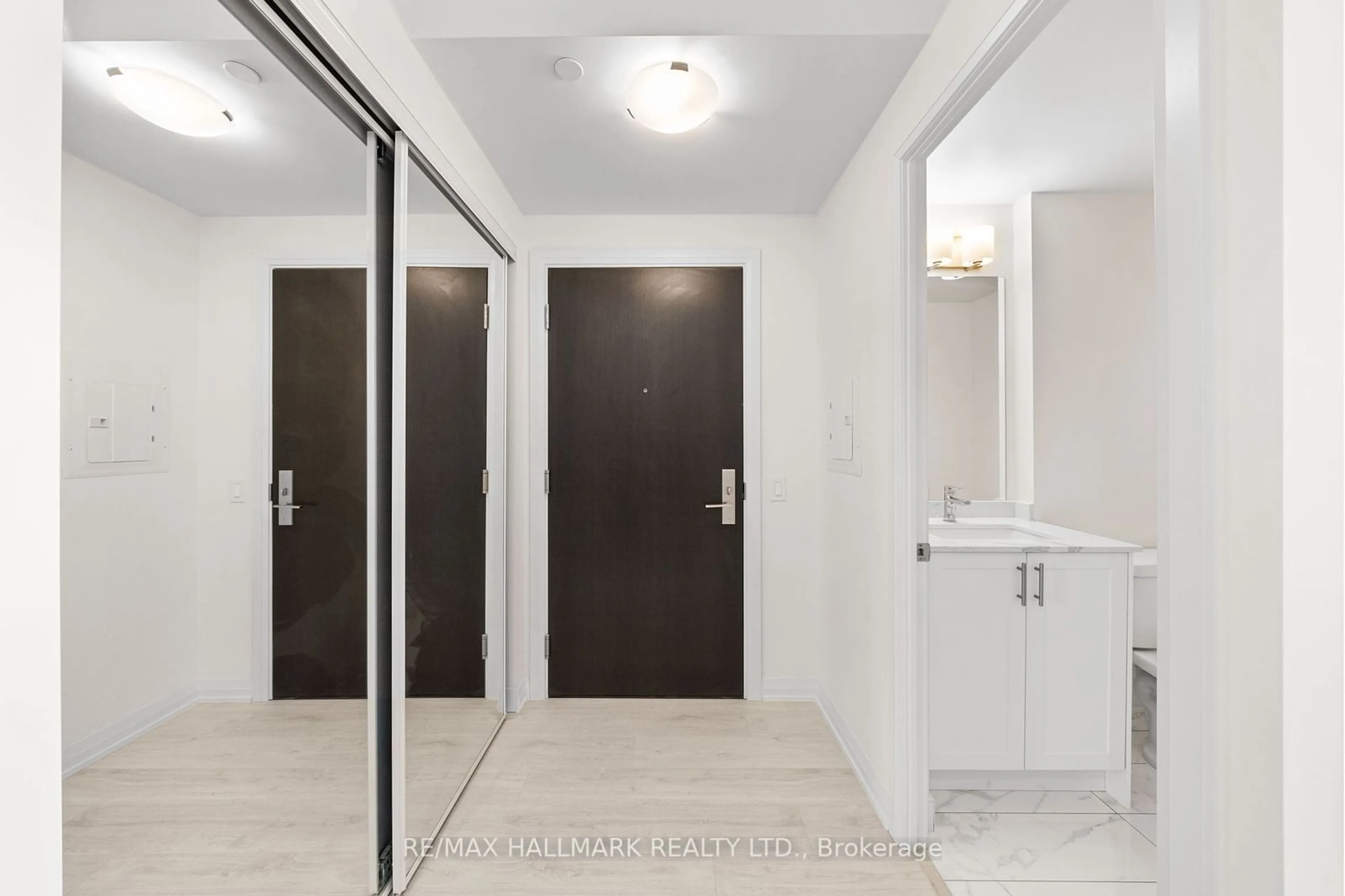 Indoor entryway, wood floors for 9000 Jane St #1612, Vaughan Ontario L4K 0M7