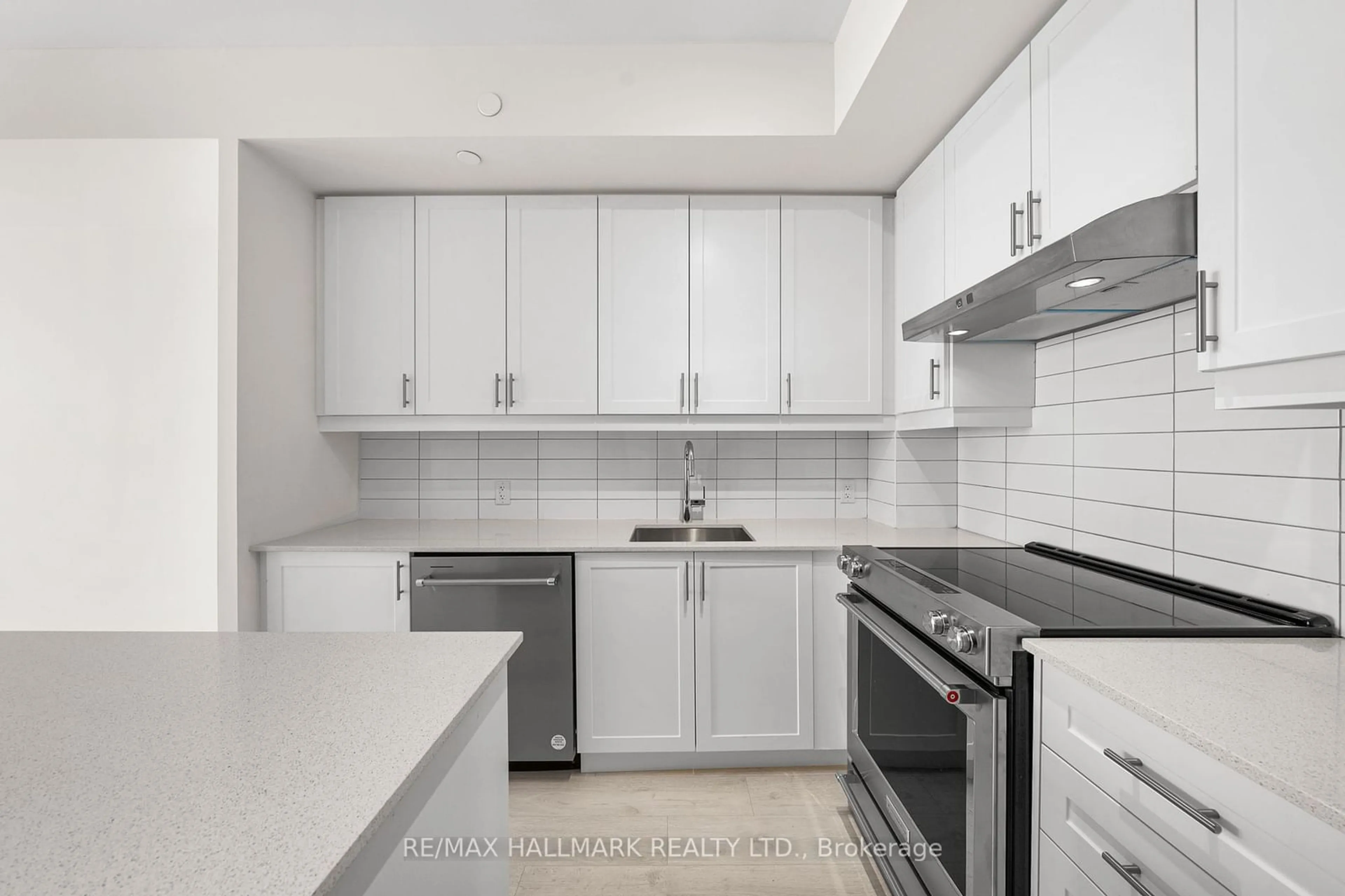 Standard kitchen for 9000 Jane St #1612, Vaughan Ontario L4K 0M7