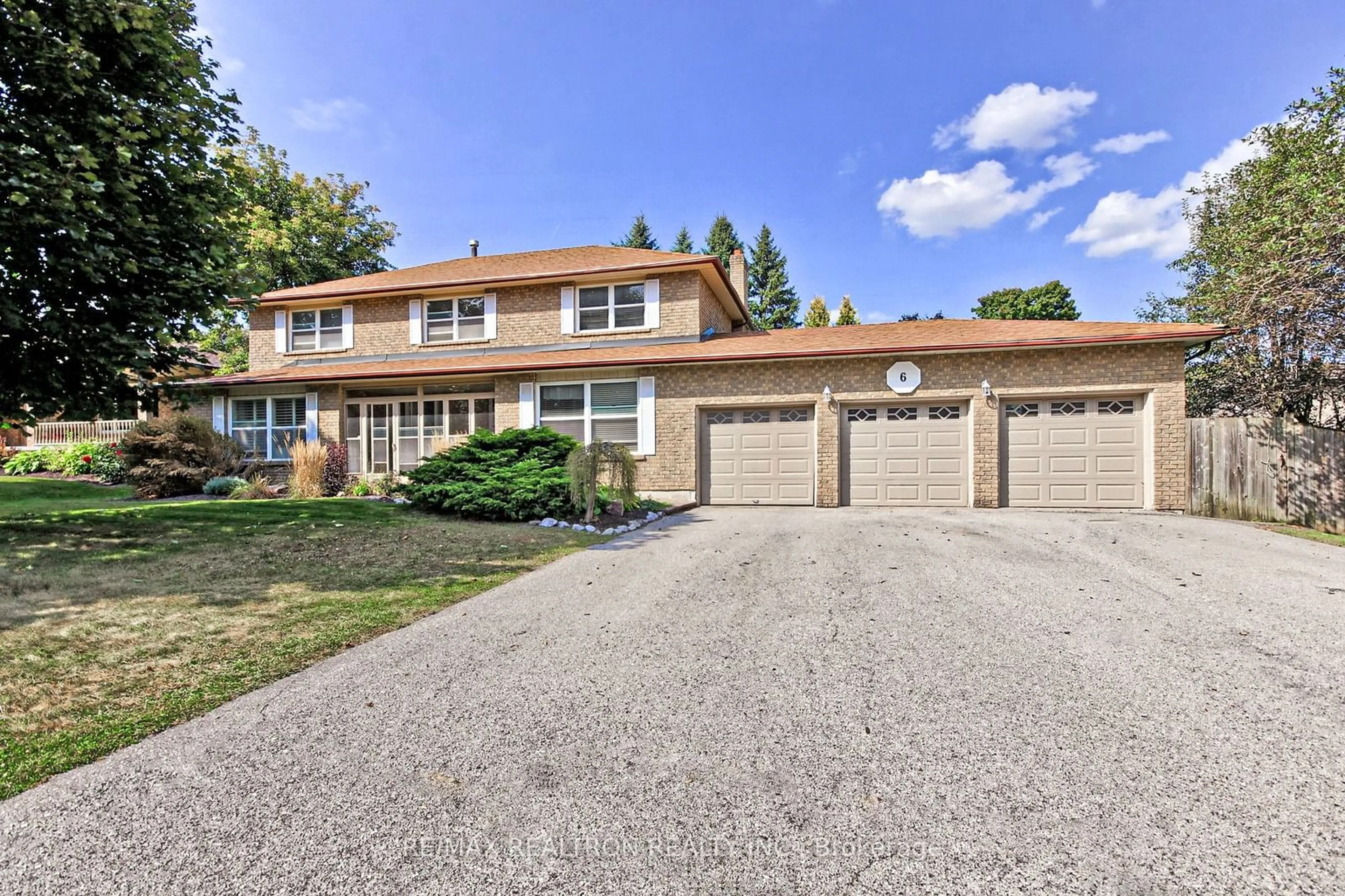 A pic from exterior of the house or condo, the street view for 6 Jennifer Cres, East Gwillimbury Ontario L0G 1V0