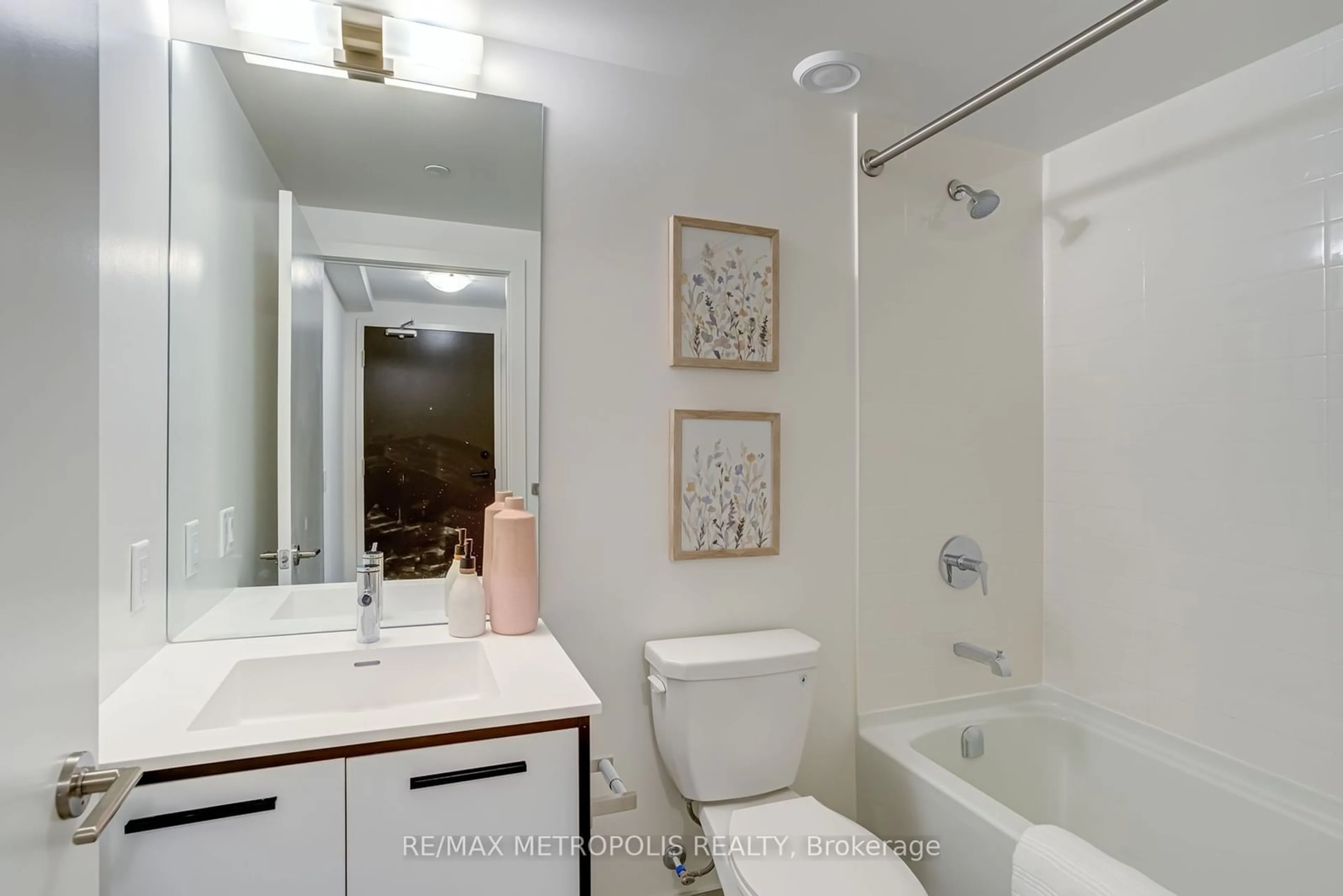 Bathroom, wood floors for 185 Deerfield Rd #411, Newmarket Ontario L3Y 0G7