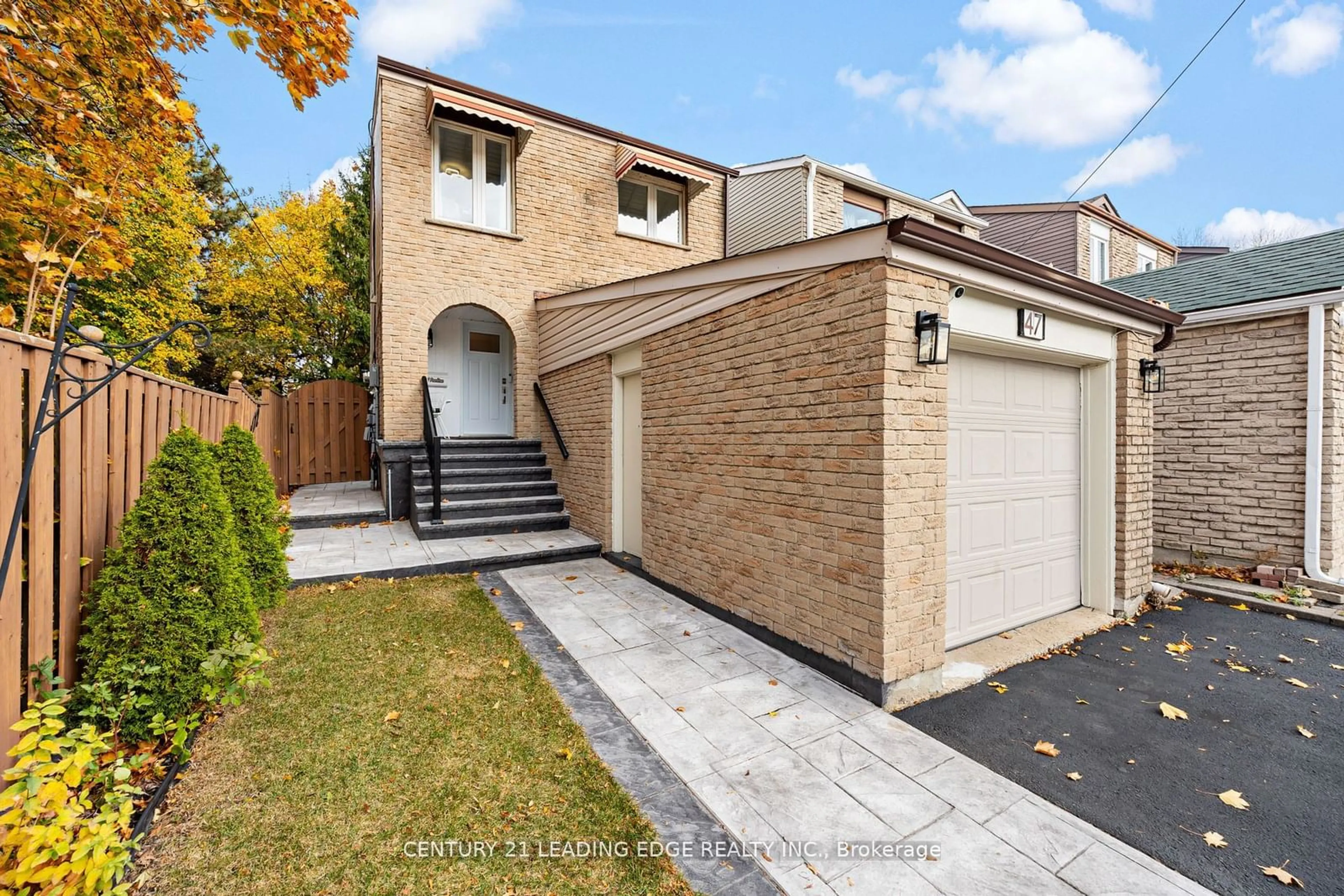 Home with brick exterior material for 47 Peachtree Pl, Vaughan Ontario L4K 2C4