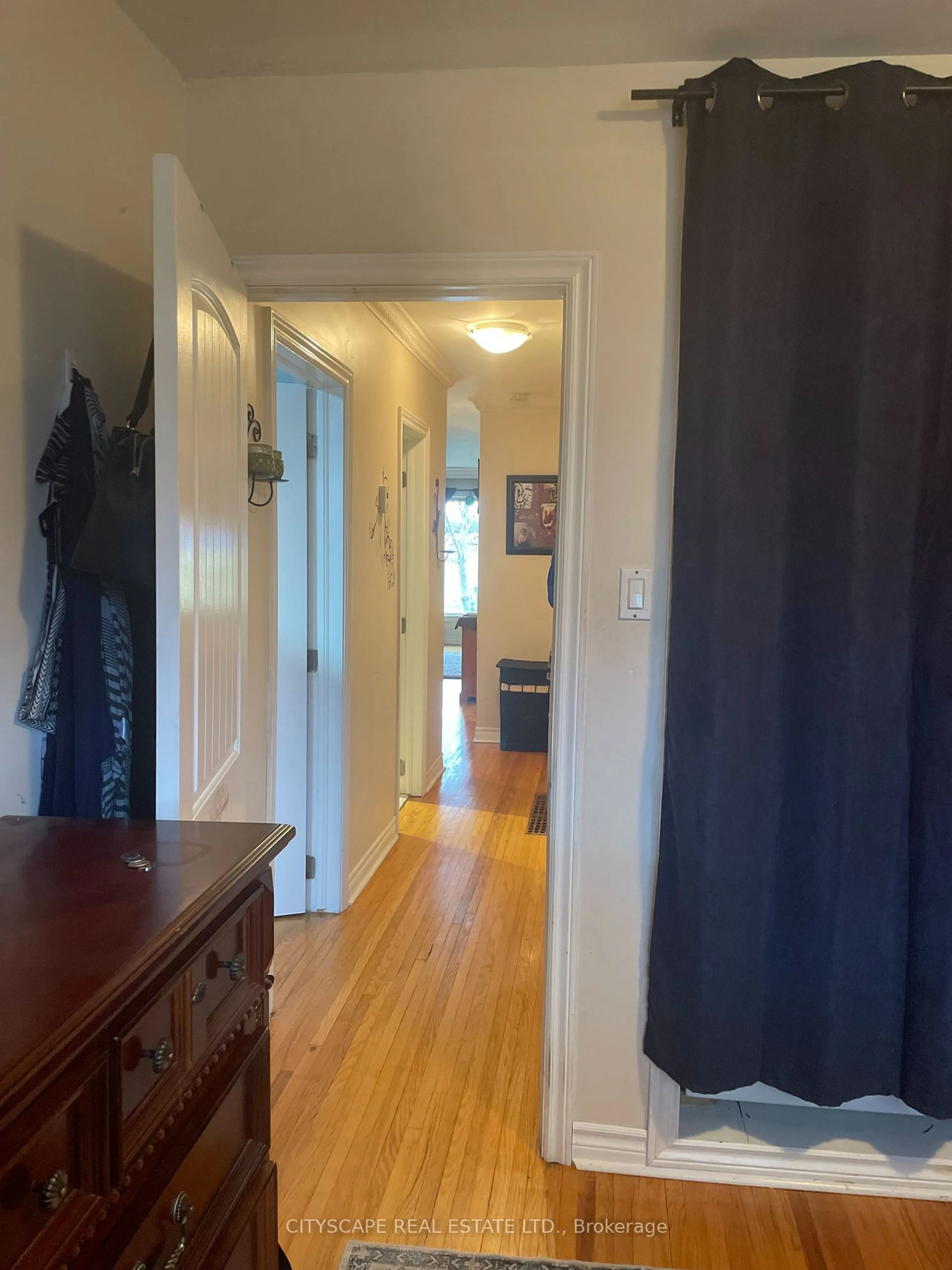 Indoor entryway, wood floors for 169 Penn Ave, Newmarket Ontario L3Y 2S3