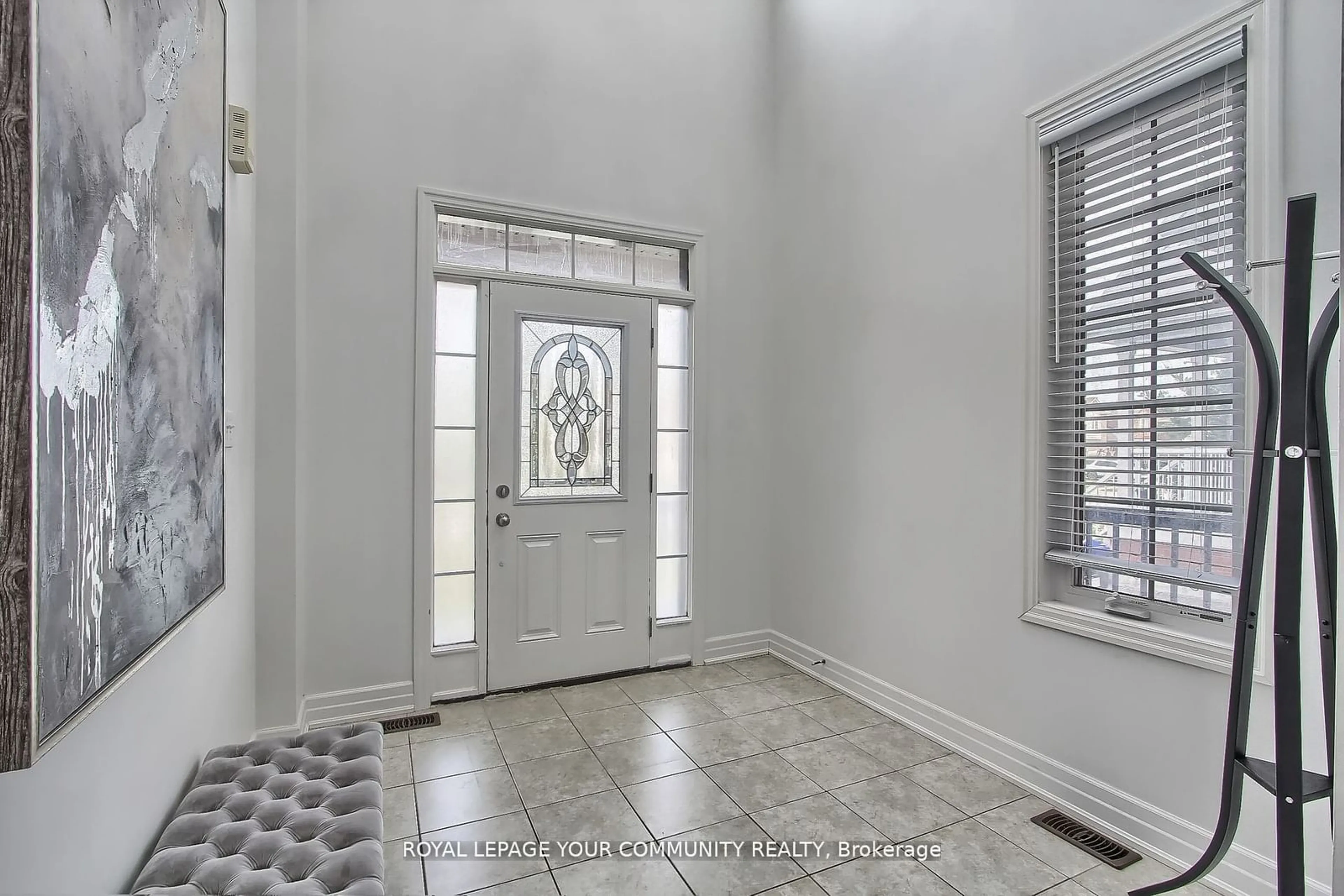 Indoor entryway, wood floors for 1407 Butler St, Innisfil Ontario L9S 4B7