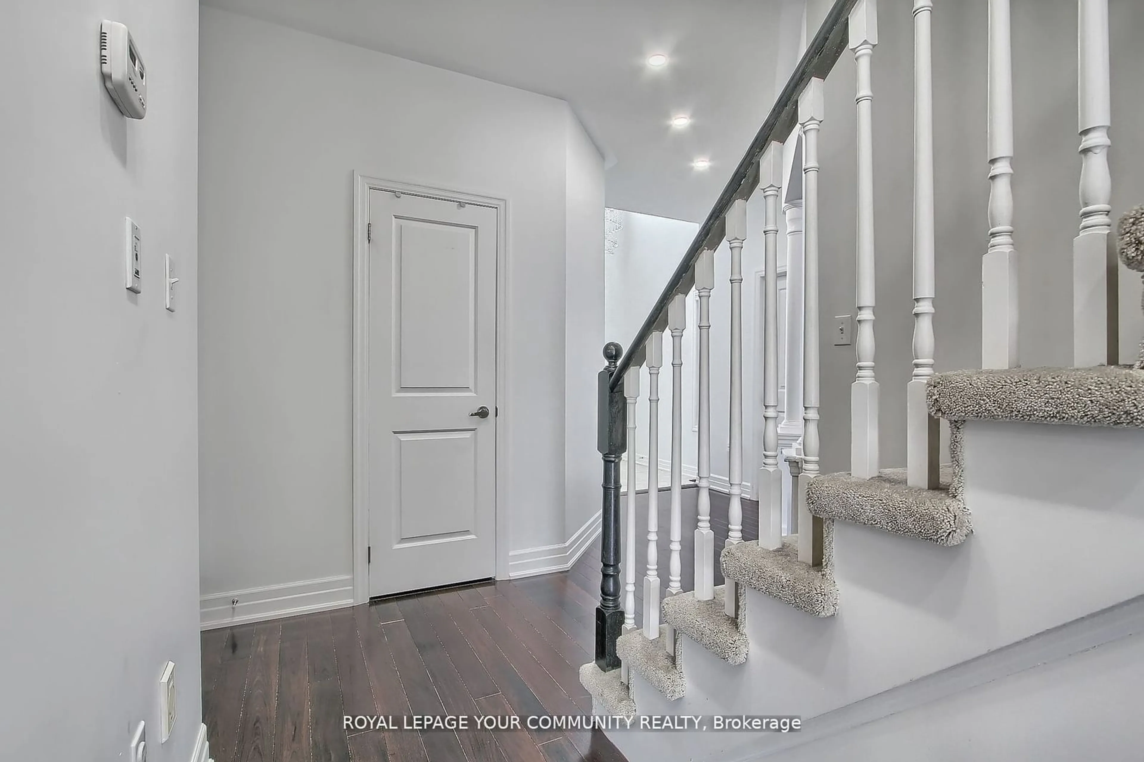 Indoor entryway, wood floors for 1407 Butler St, Innisfil Ontario L9S 4B7