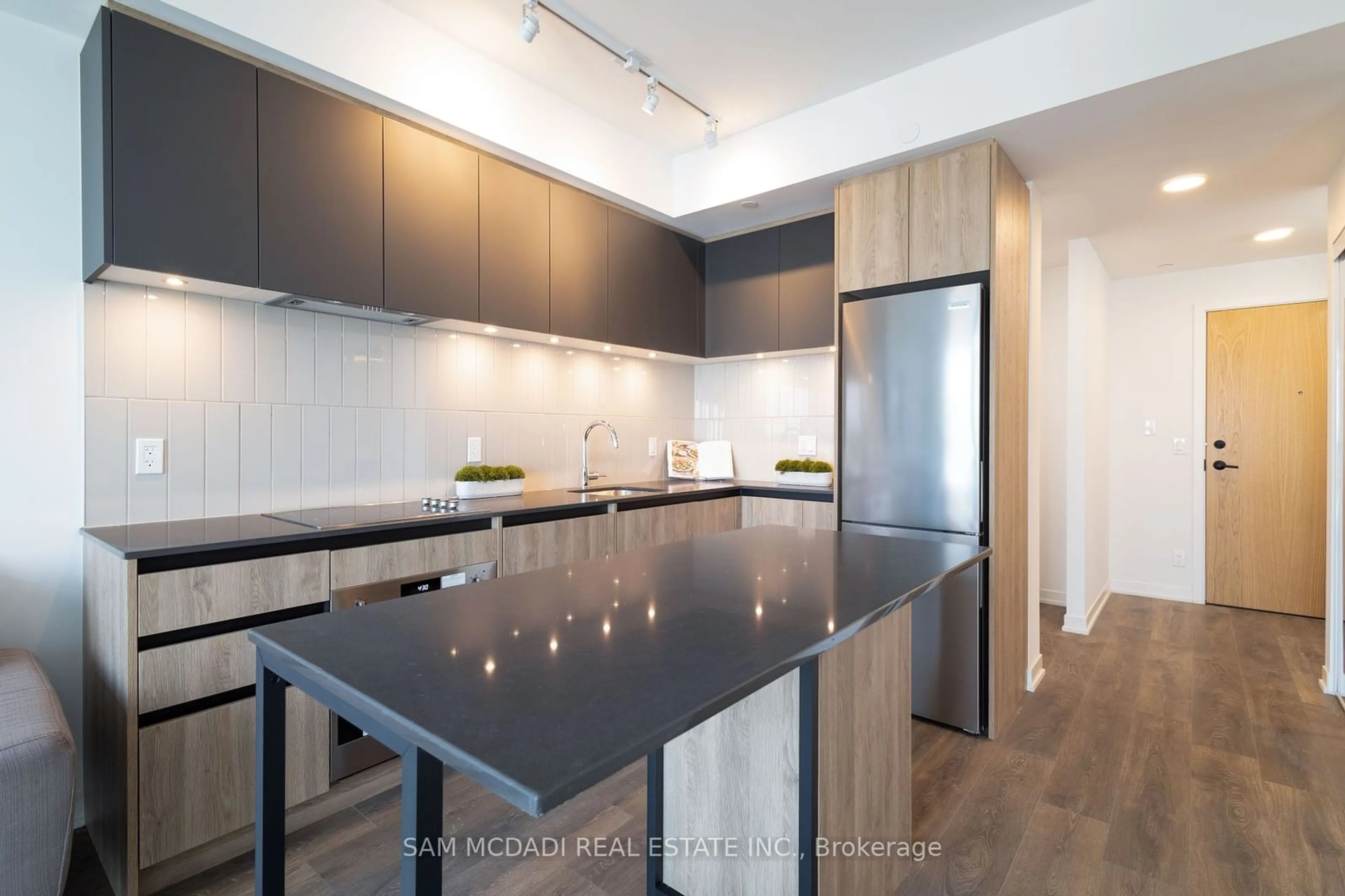 Contemporary kitchen, wood floors for 7950 Bathurst St #1525, Vaughan Ontario L4J 0B8