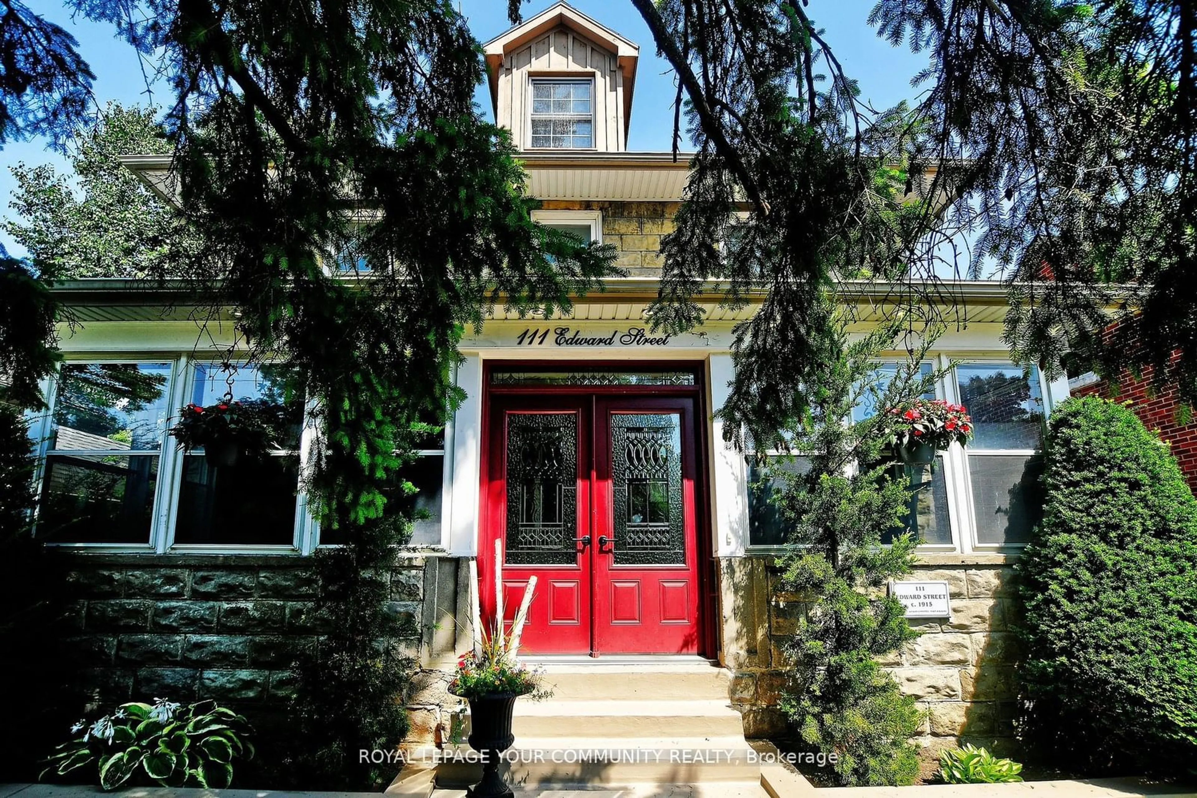 Indoor entryway for 111 Edward St, Aurora Ontario L4G 1W1