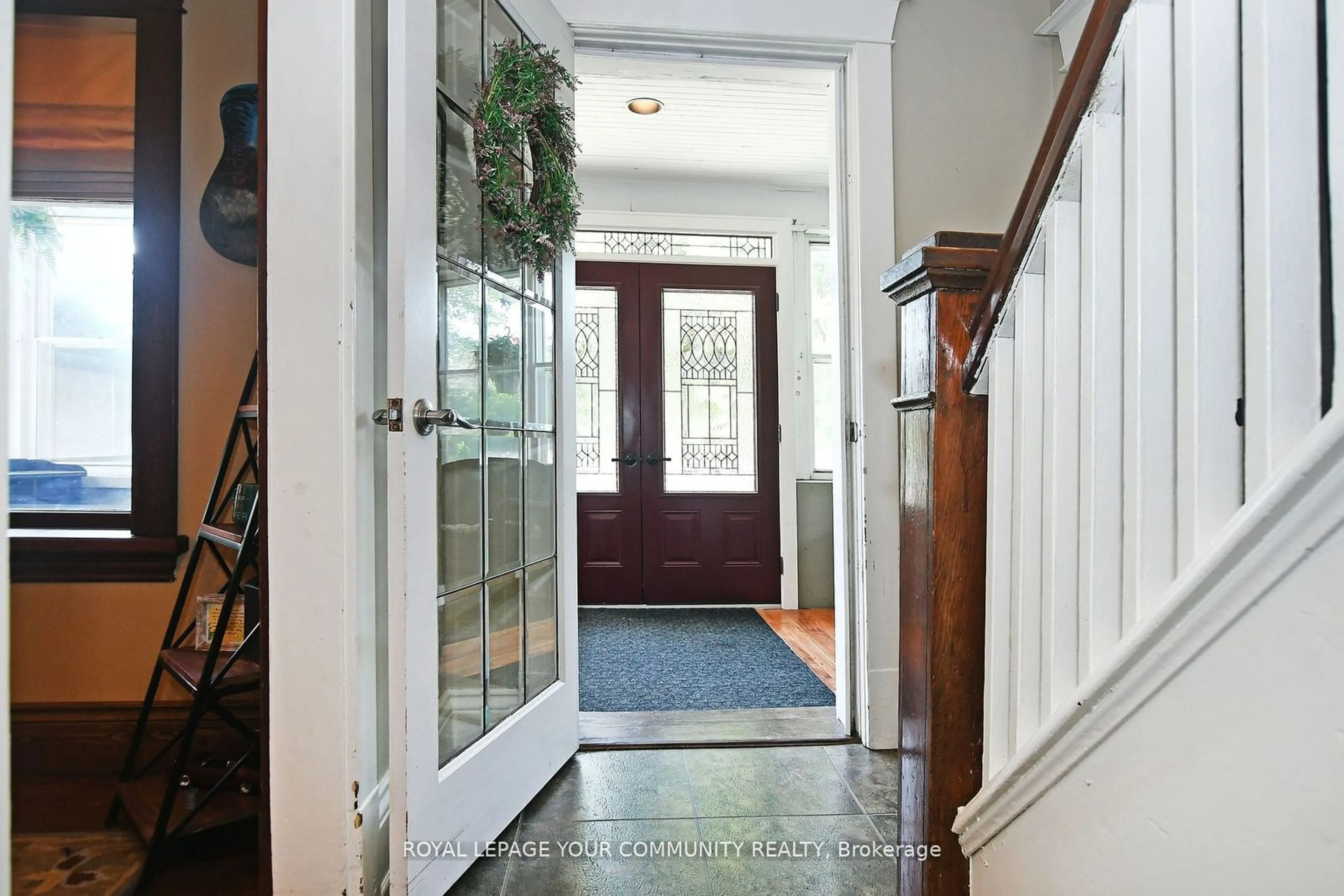 Indoor entryway, wood floors for 111 Edward St, Aurora Ontario L4G 1W1