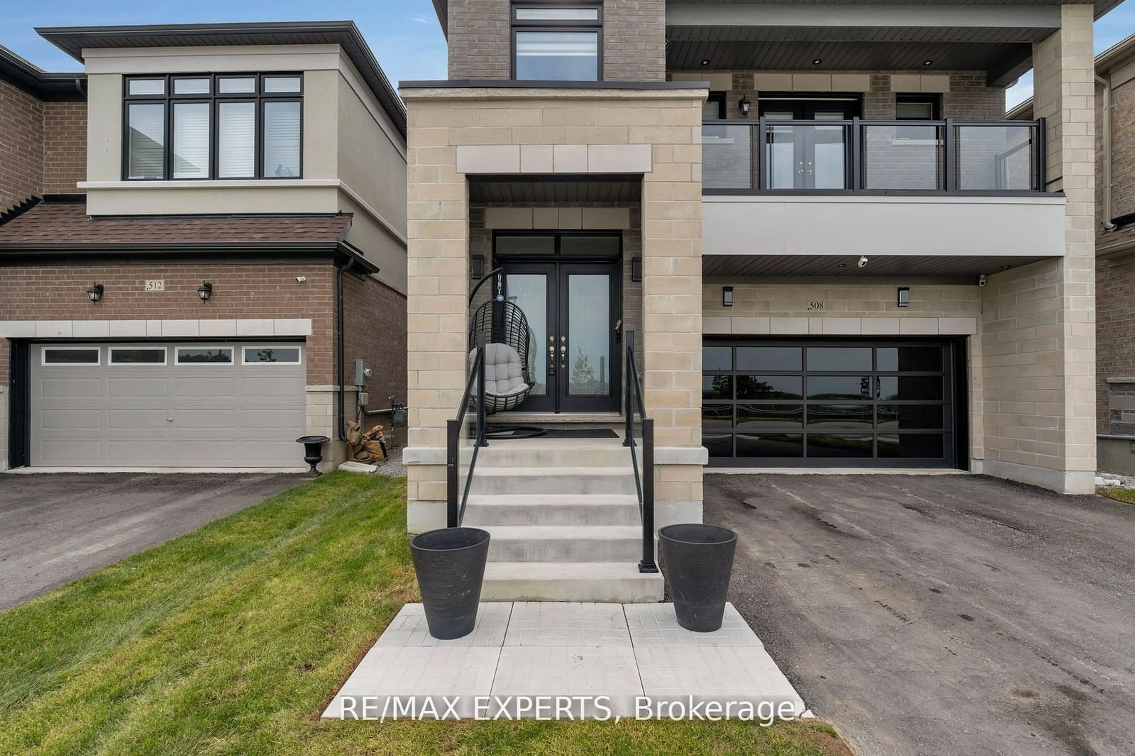 Indoor entryway, cement floor for 508 Seaview Hts, East Gwillimbury Ontario L9N 0Y3