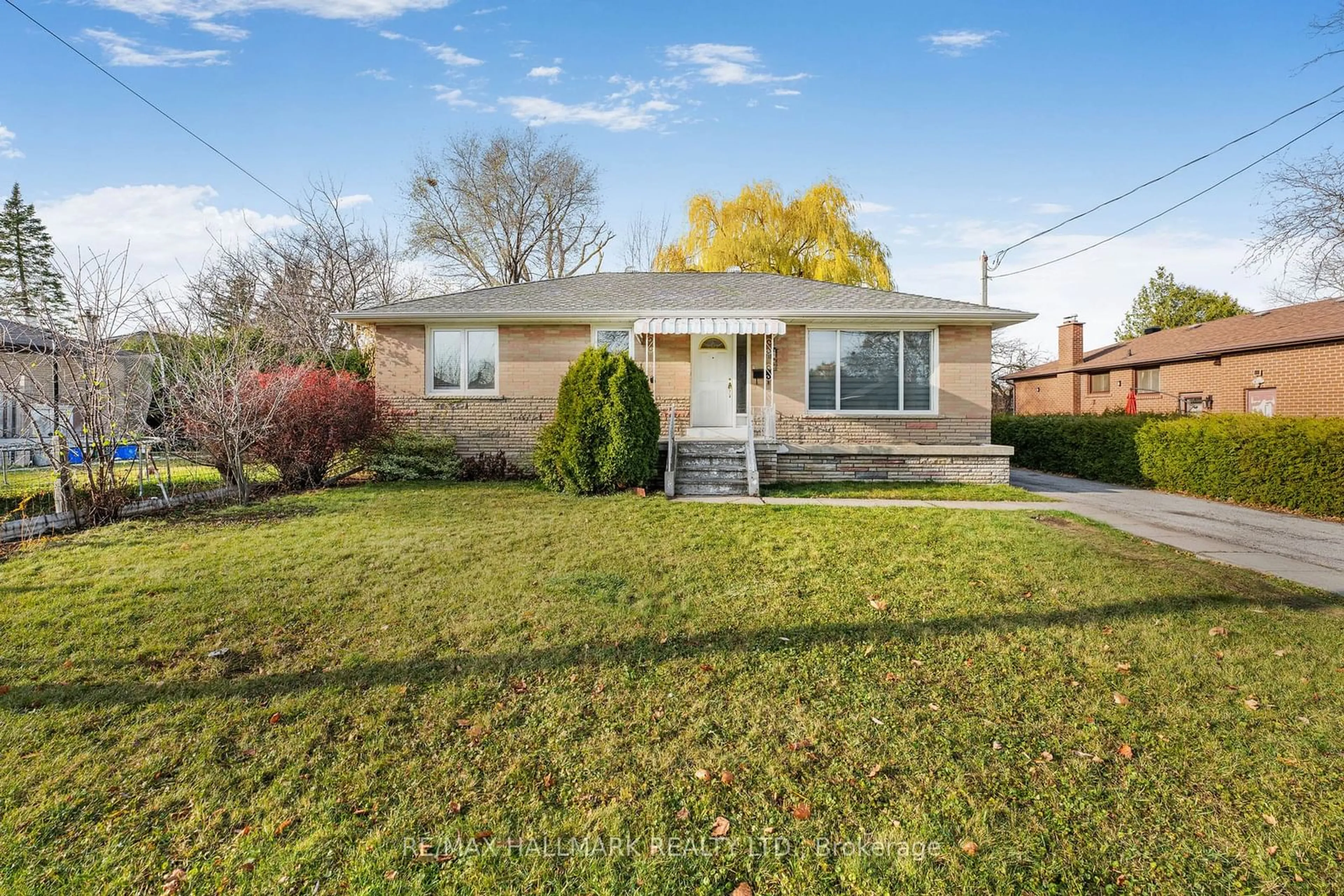 Frontside or backside of a home, cottage for 216 Norfolk Ave, Richmond Hill Ontario L4C 2C9