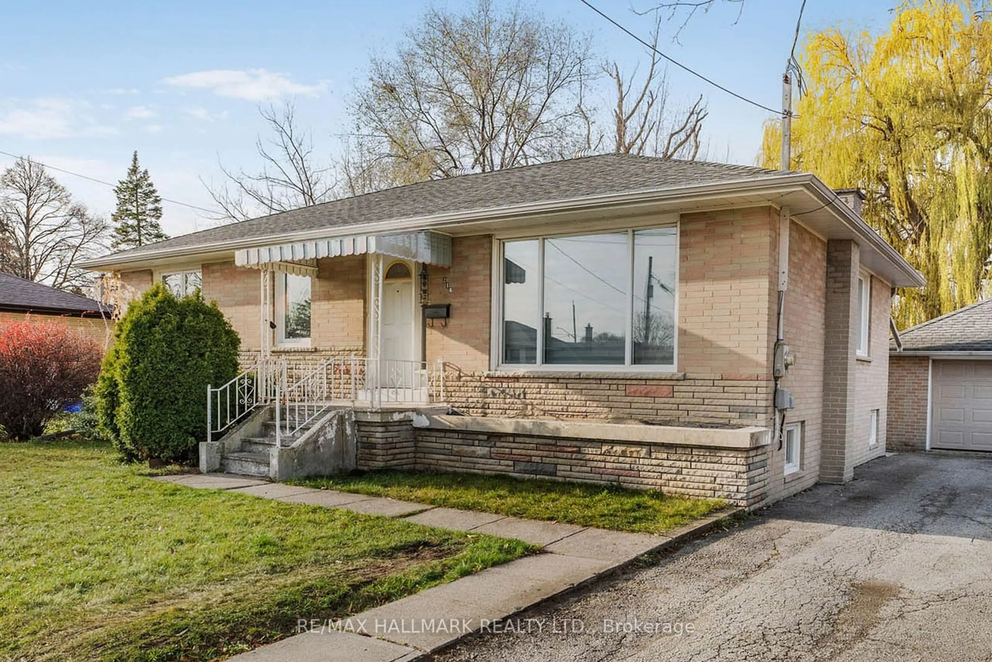 Frontside or backside of a home, cottage for 216 Norfolk Ave, Richmond Hill Ontario L4C 2C9