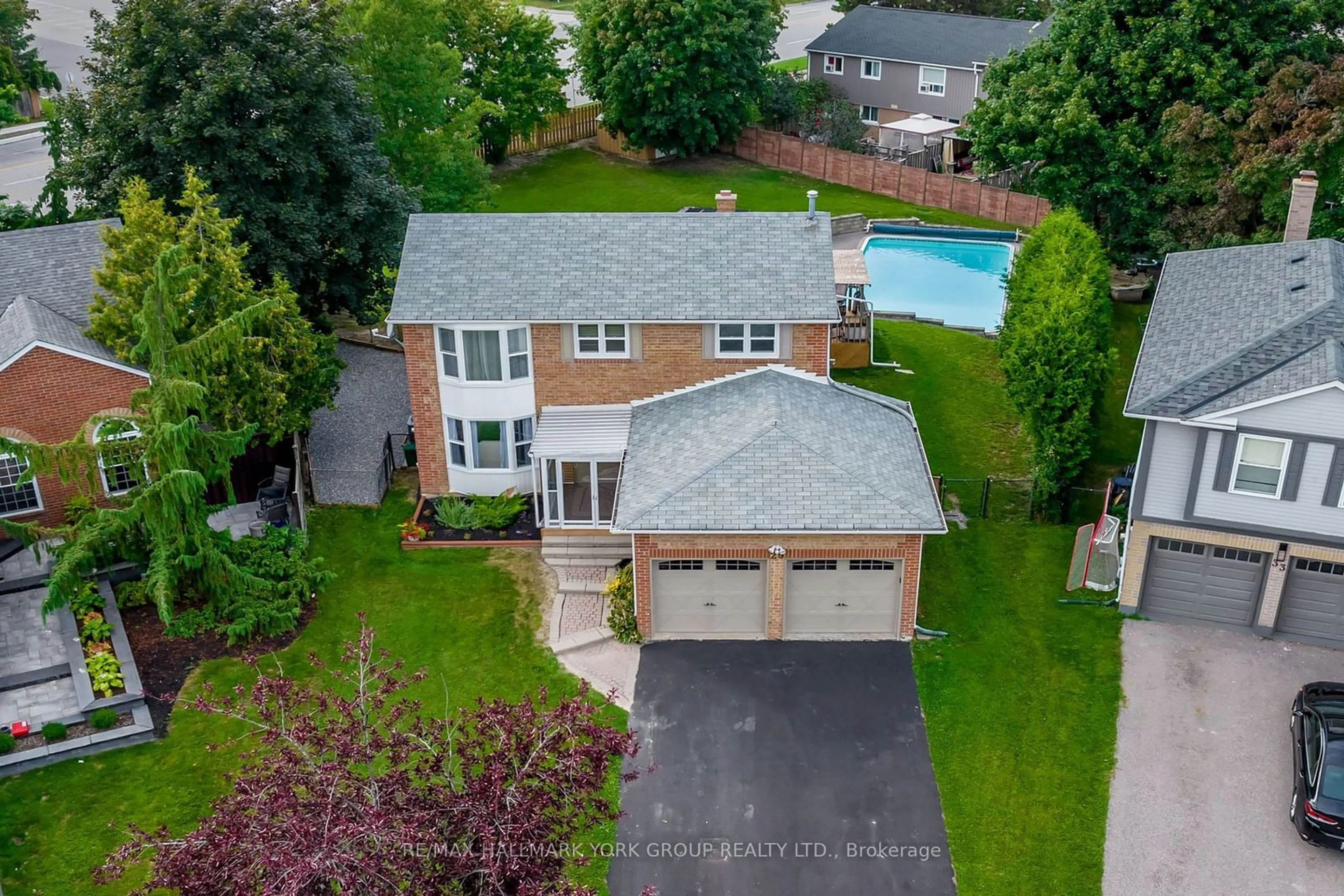 Frontside or backside of a home, the fenced backyard for 29 Eves Crt, Newmarket Ontario L3Y 7P8