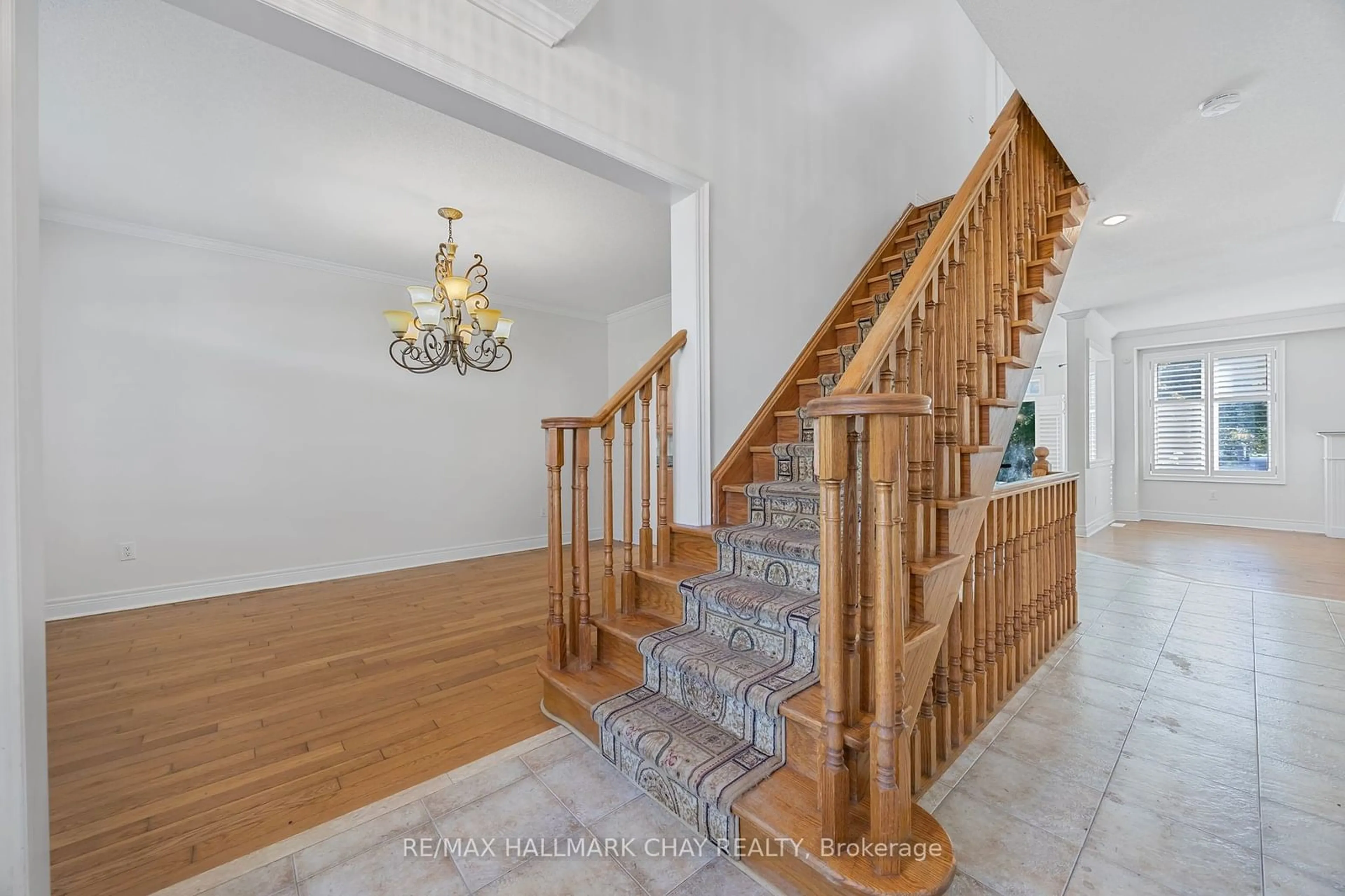 Indoor foyer, wood floors for 33 COLLIER Cres, Essa Ontario L0M 1B5