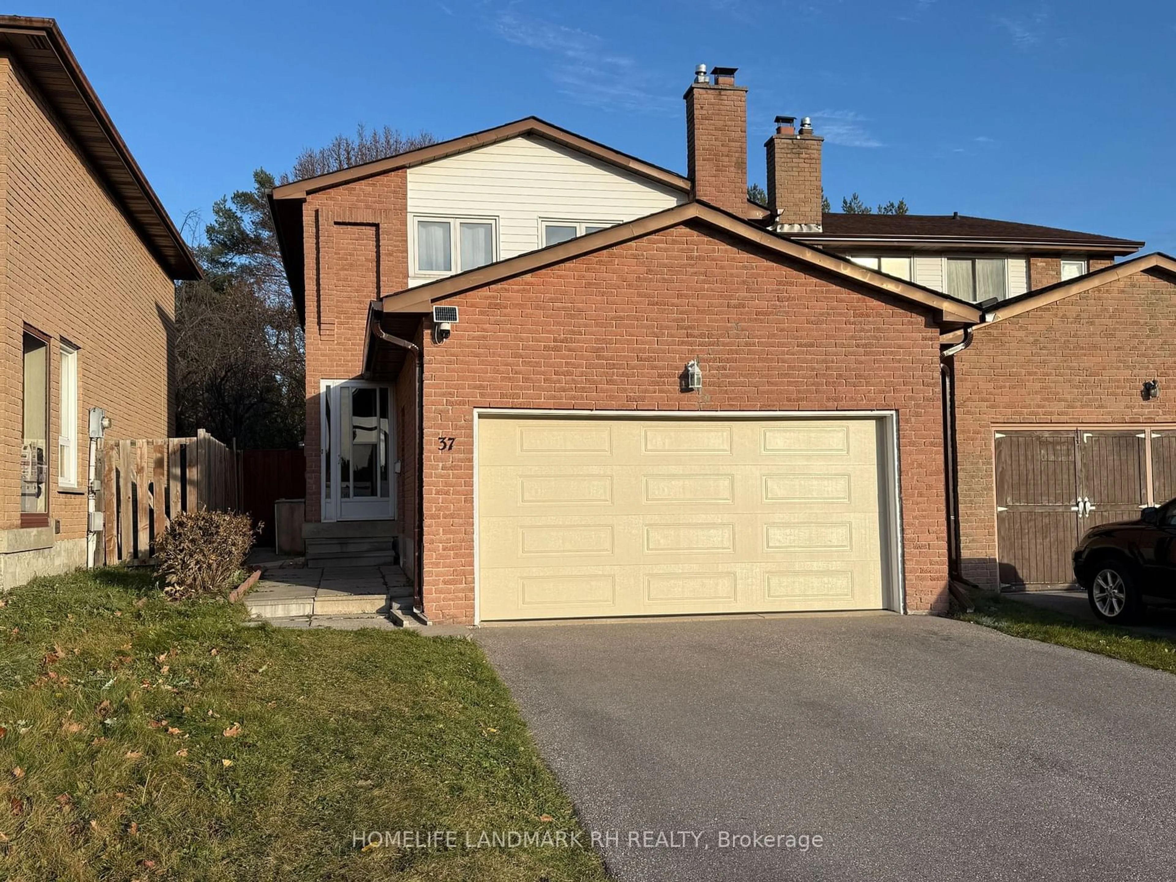 Frontside or backside of a home, the street view for 37 Croxley Green, Markham Ontario L3R 3T5