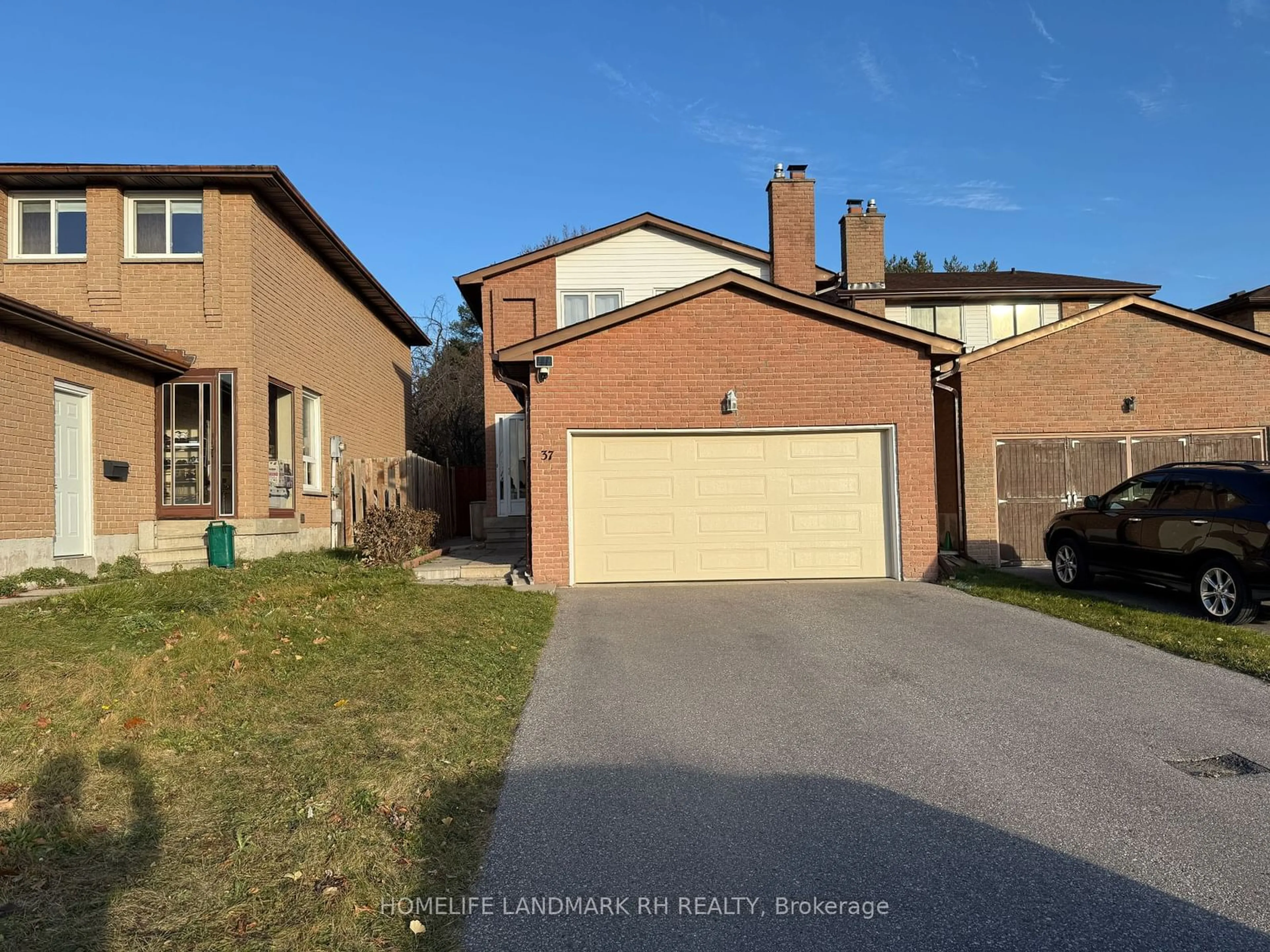 Frontside or backside of a home, the street view for 37 Croxley Green, Markham Ontario L3R 3T5