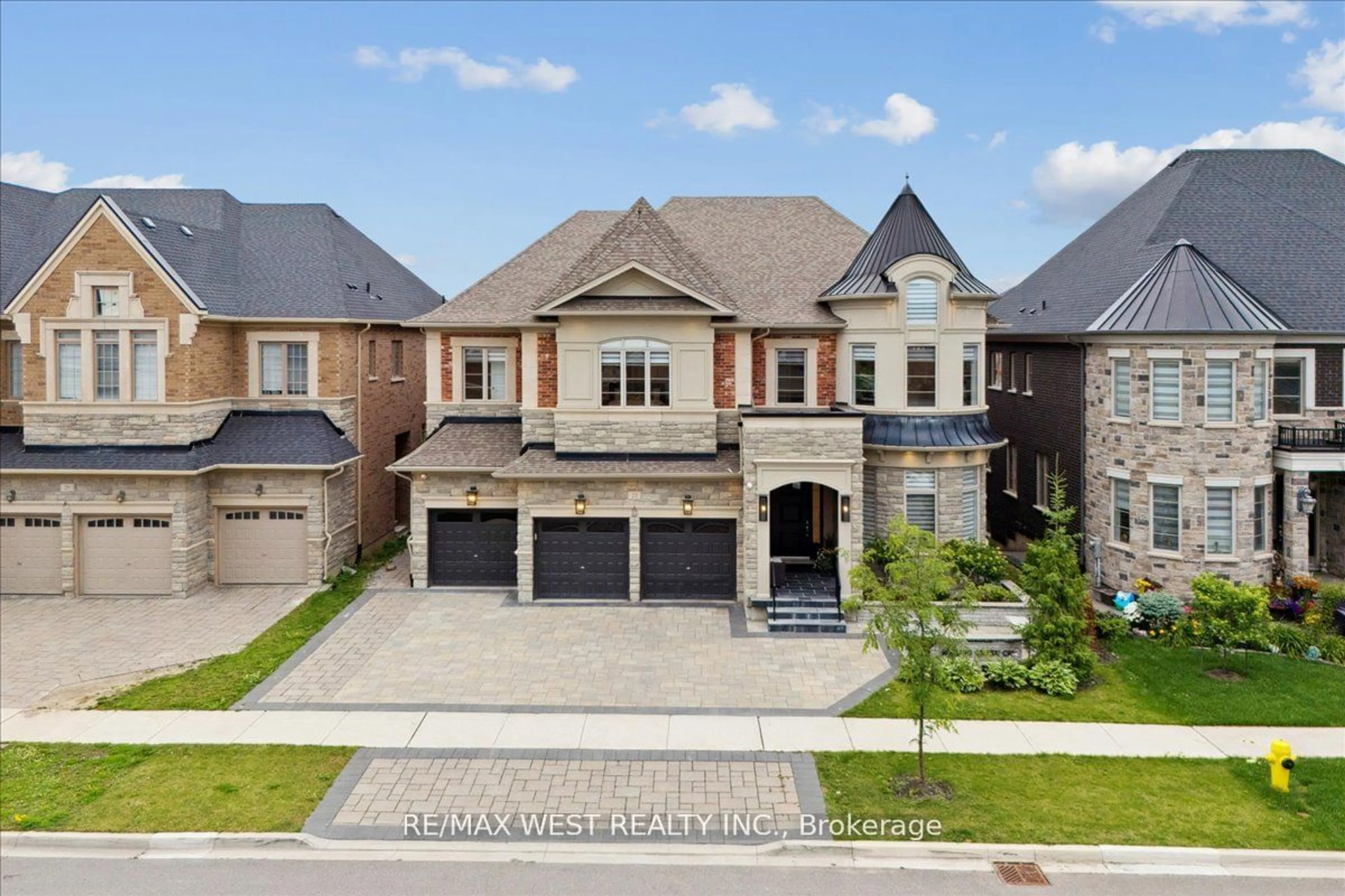 Frontside or backside of a home, the street view for 22 Rolling Green Crt, Vaughan Ontario L0J 1C0