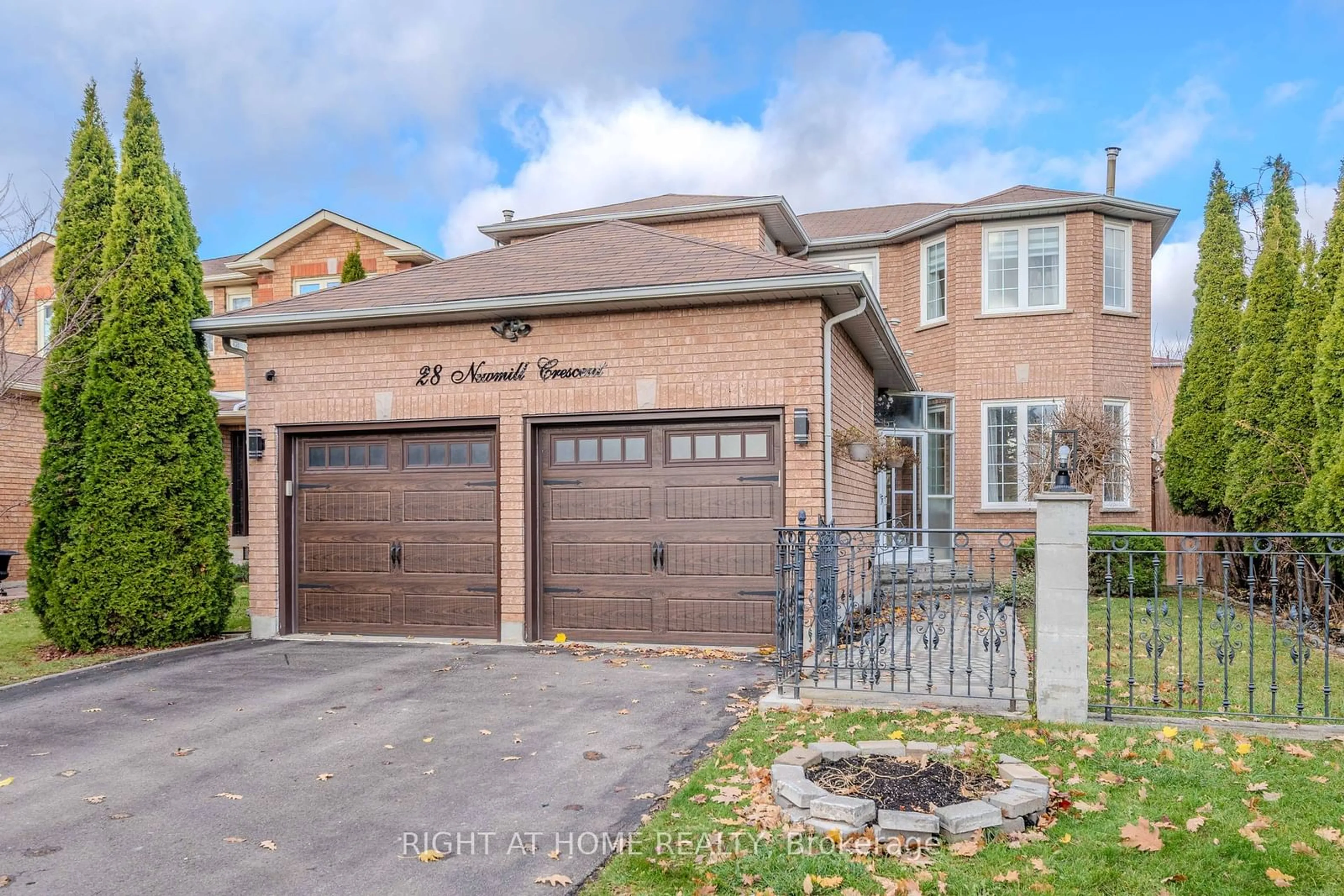 Home with brick exterior material for 28 Newmill Cres, Richmond Hill Ontario L4C 9T7