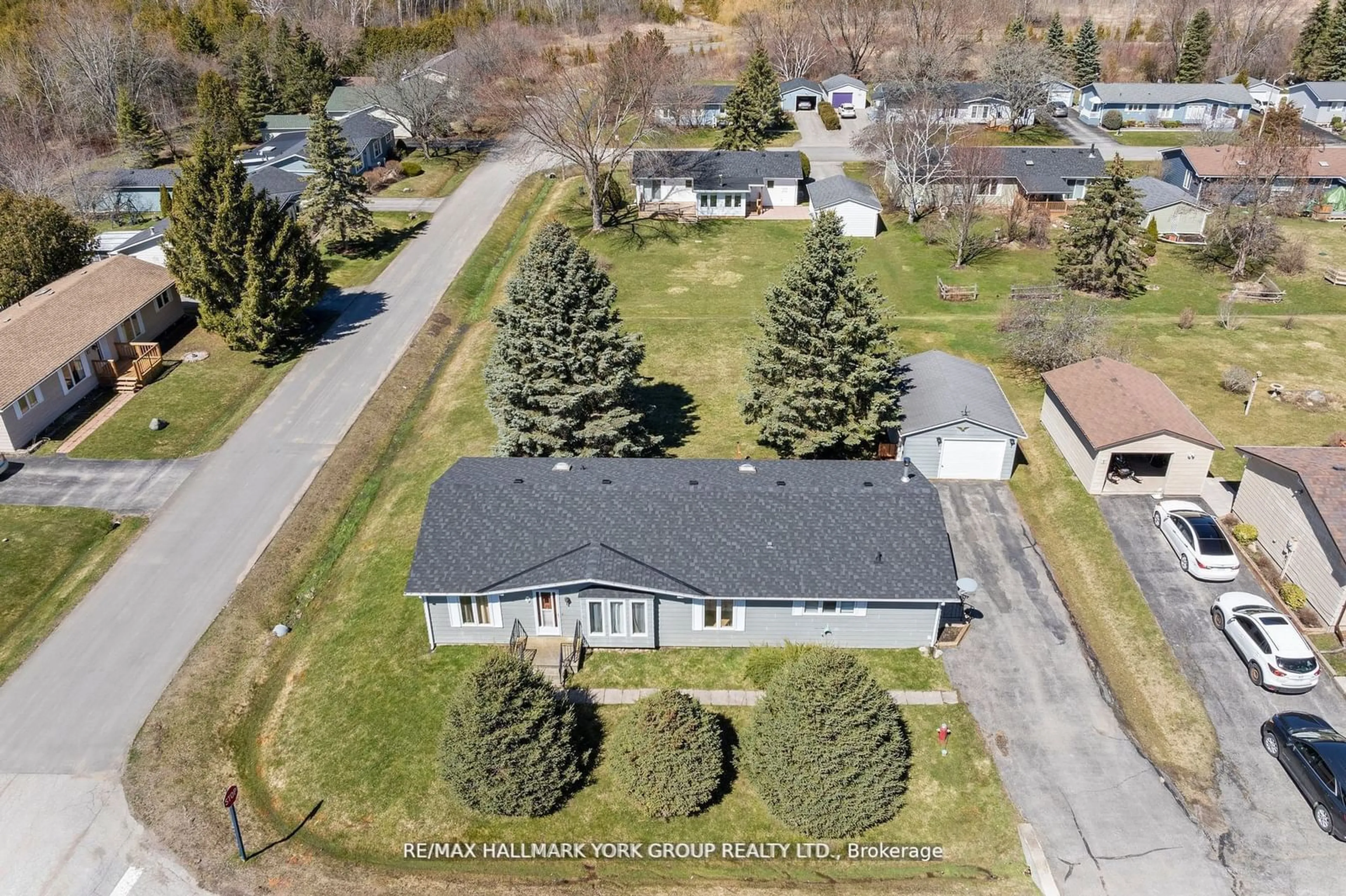 Frontside or backside of a home, the street view for 3 Inlet Crt, Georgina Ontario L0E 1R0