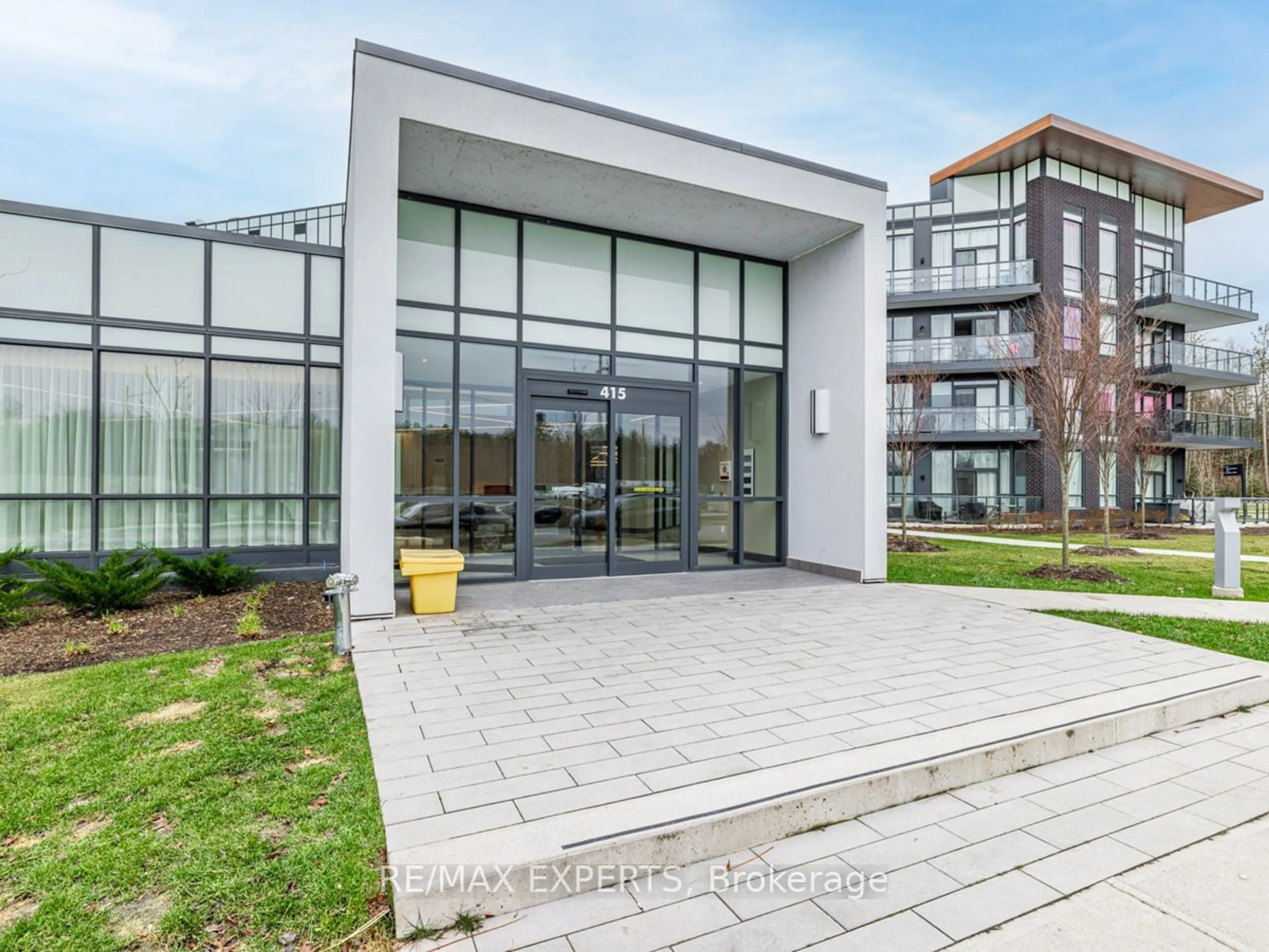 Indoor foyer, cement floor for 415 Sea Ray Ave #105, Innisfil Ontario L9S 0R5