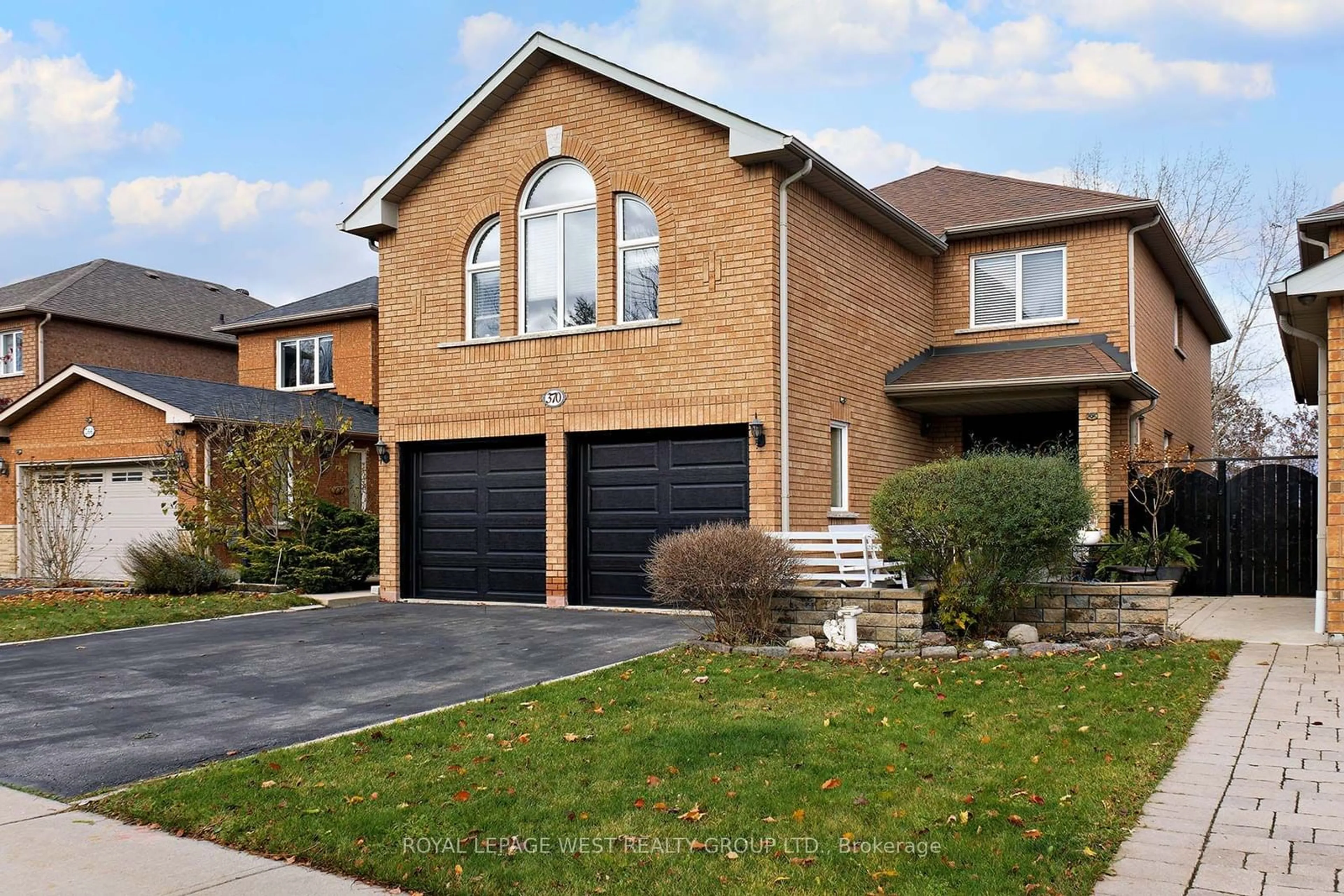 Home with brick exterior material for 370 Royalpark Way, Vaughan Ontario L4H 1K1