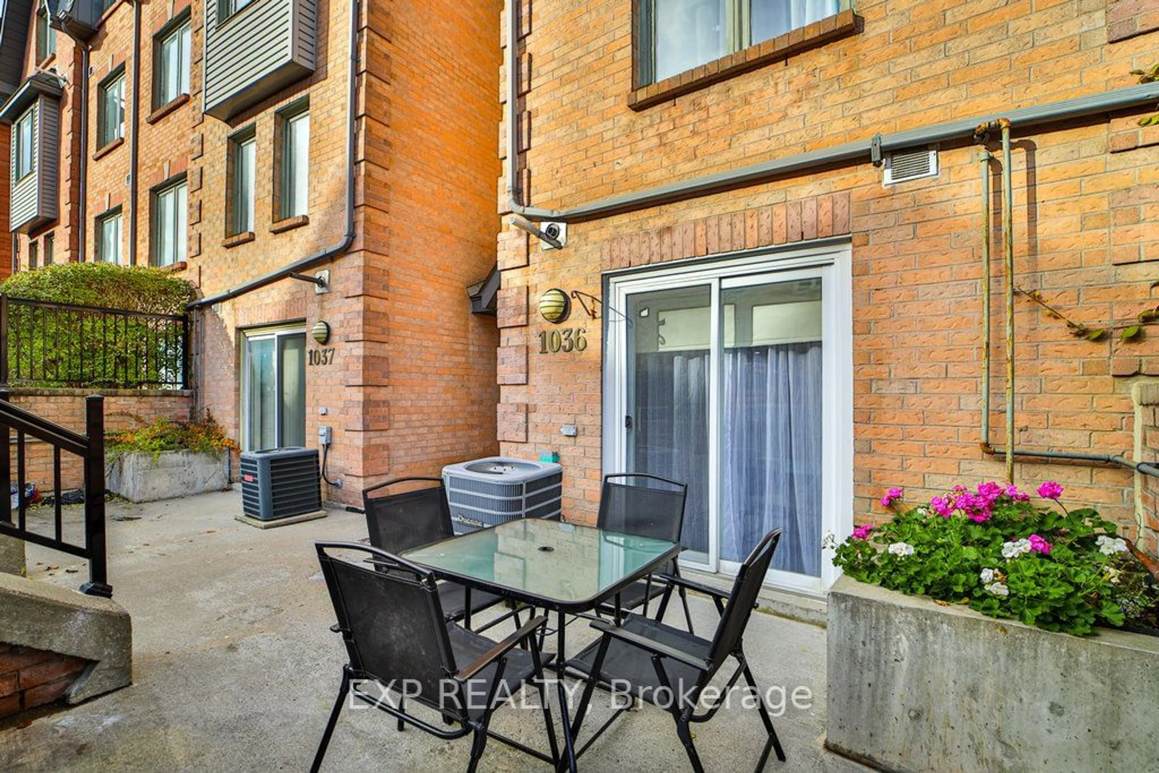 Patio, the street view for 75 Weldrick Rd #1036, Richmond Hill Ontario L4C 0H9