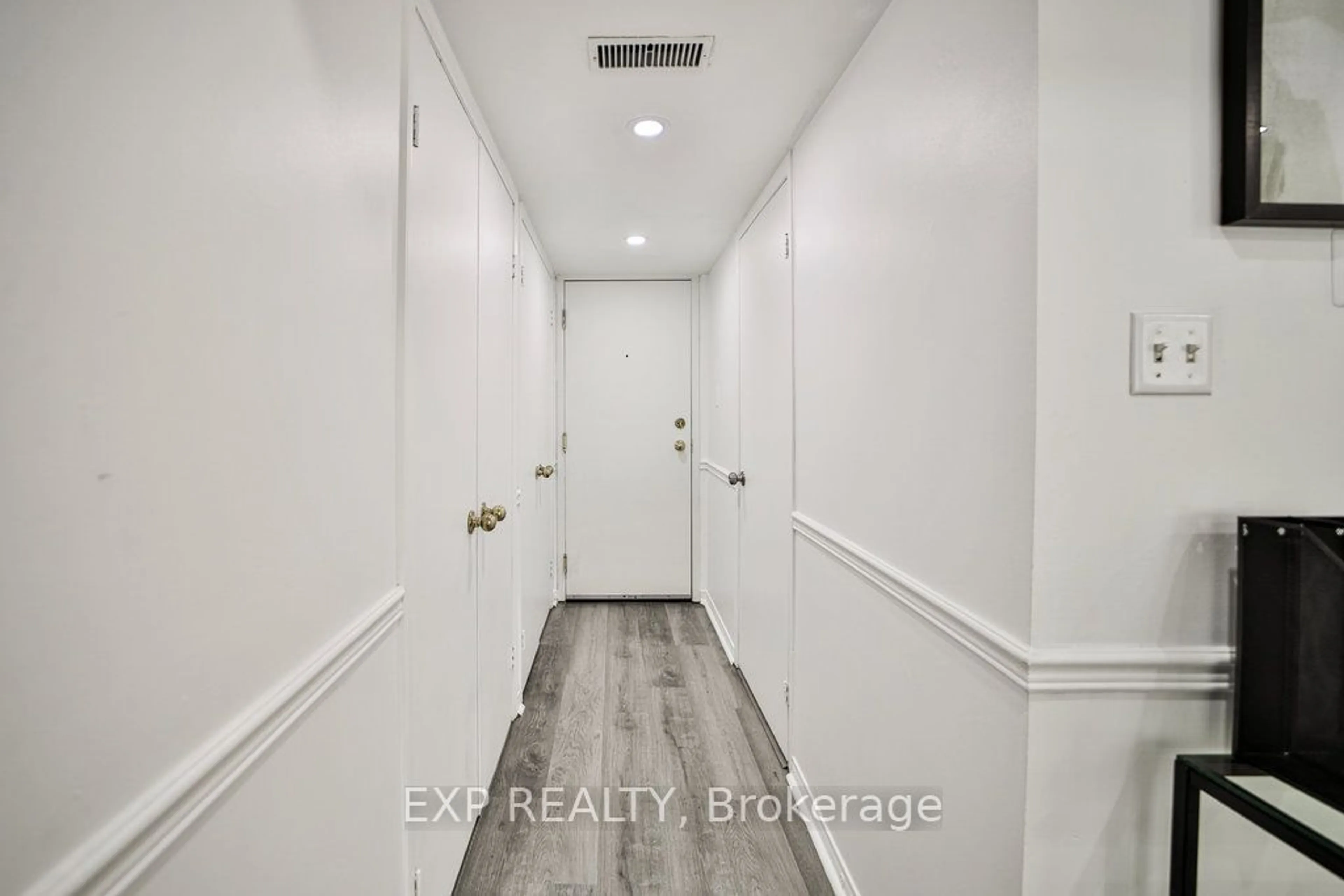 Indoor entryway, not visible floor for 75 Weldrick Rd #1036, Richmond Hill Ontario L4C 0H9