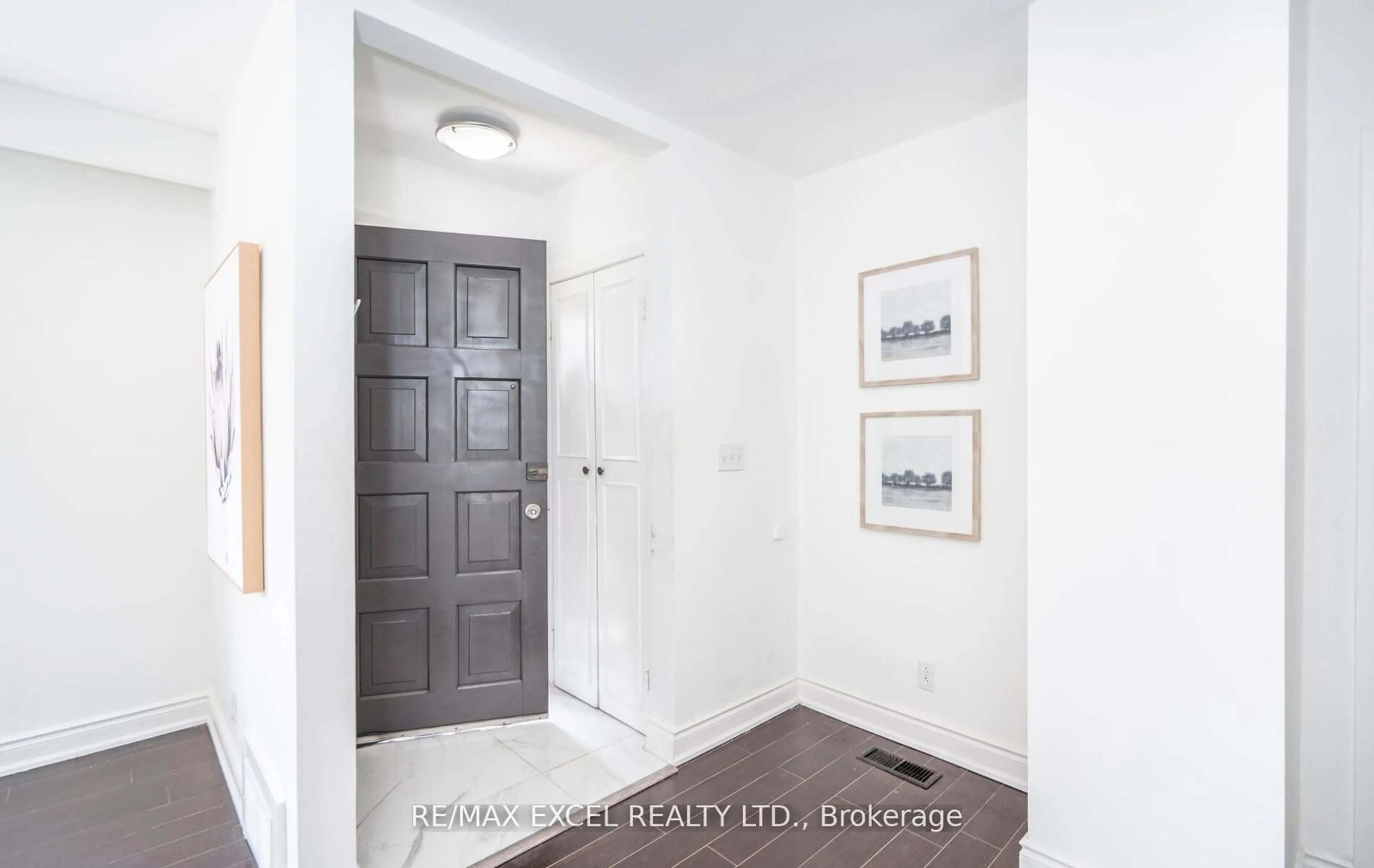 Indoor entryway, wood floors for 104 Highland Park Blvd, Markham Ontario L3T 1B7