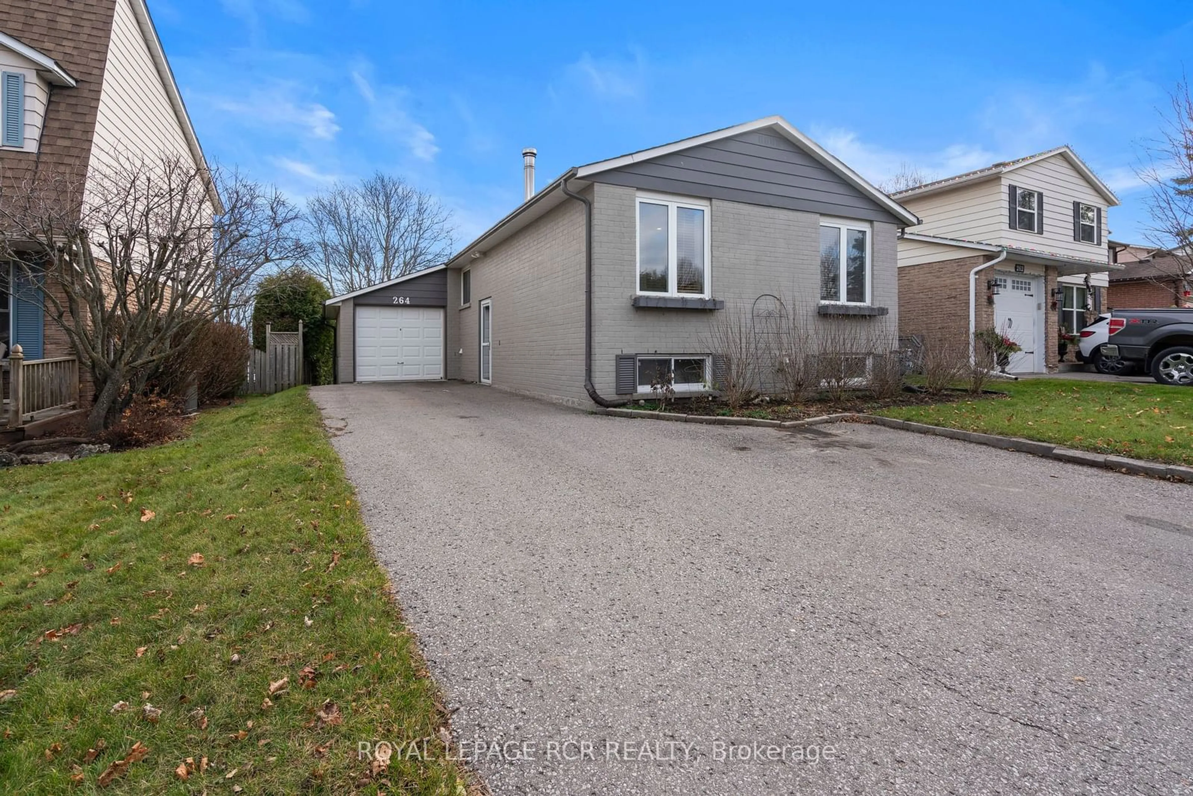 Frontside or backside of a home, the street view for 264 Currey Cres, Newmarket Ontario L3Y 5M9