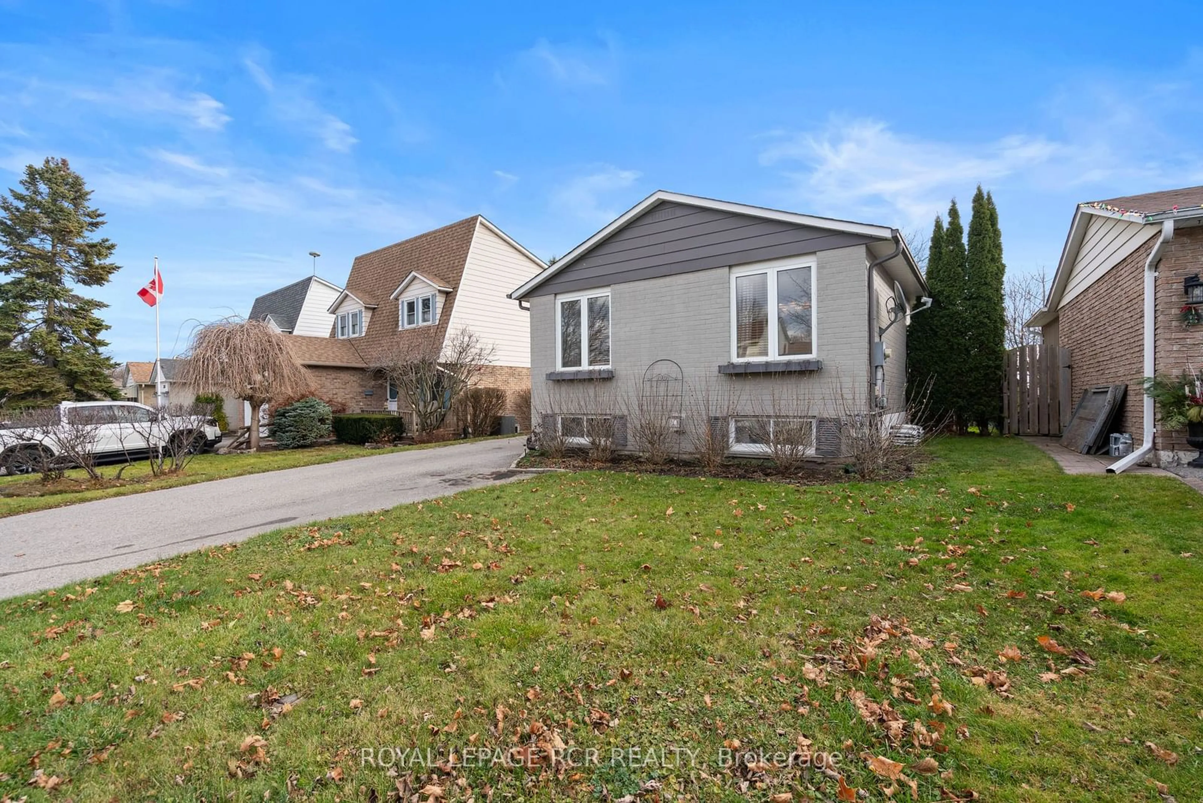 Frontside or backside of a home, the street view for 264 Currey Cres, Newmarket Ontario L3Y 5M9