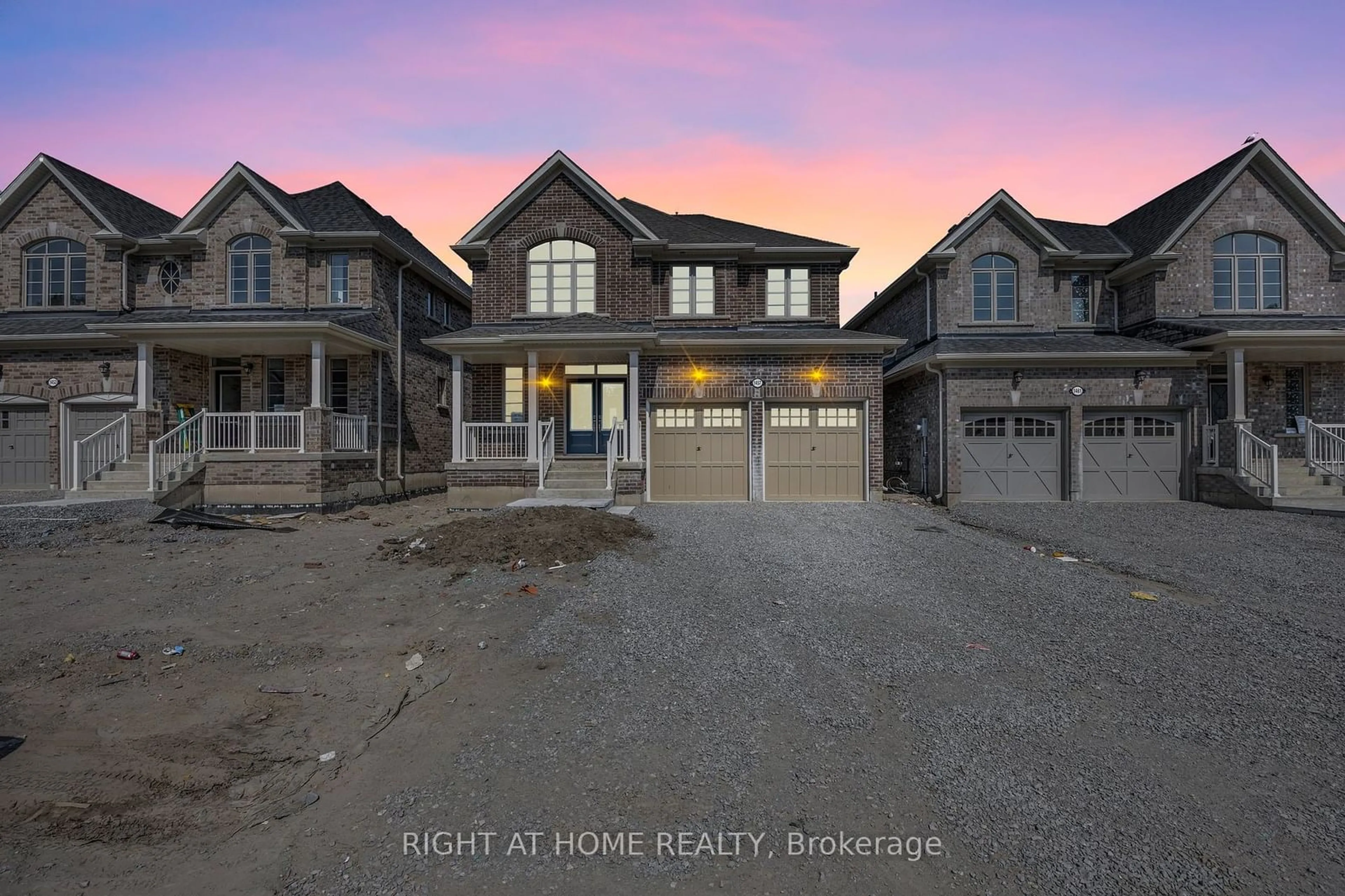 Frontside or backside of a home, the street view for 1457 Davis Loop, Innisfil Ontario L0L 1W0