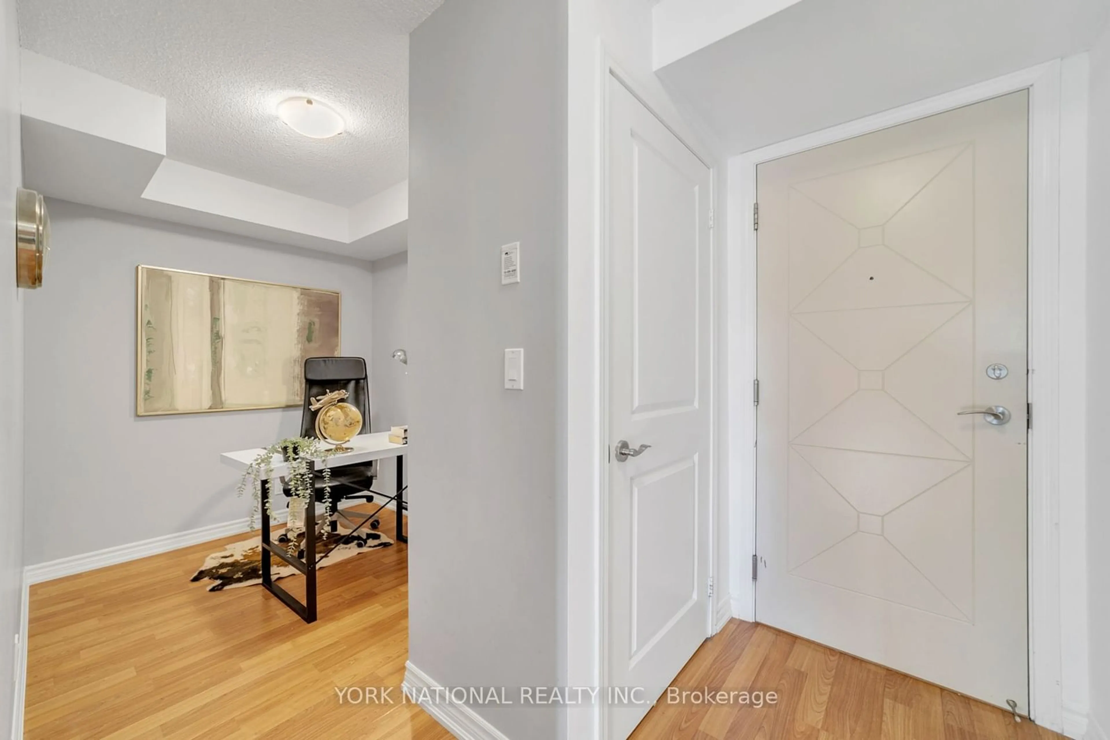 Indoor entryway, wood floors for 18 Harding Blvd #710, Richmond Hill Ontario L4C 0T3