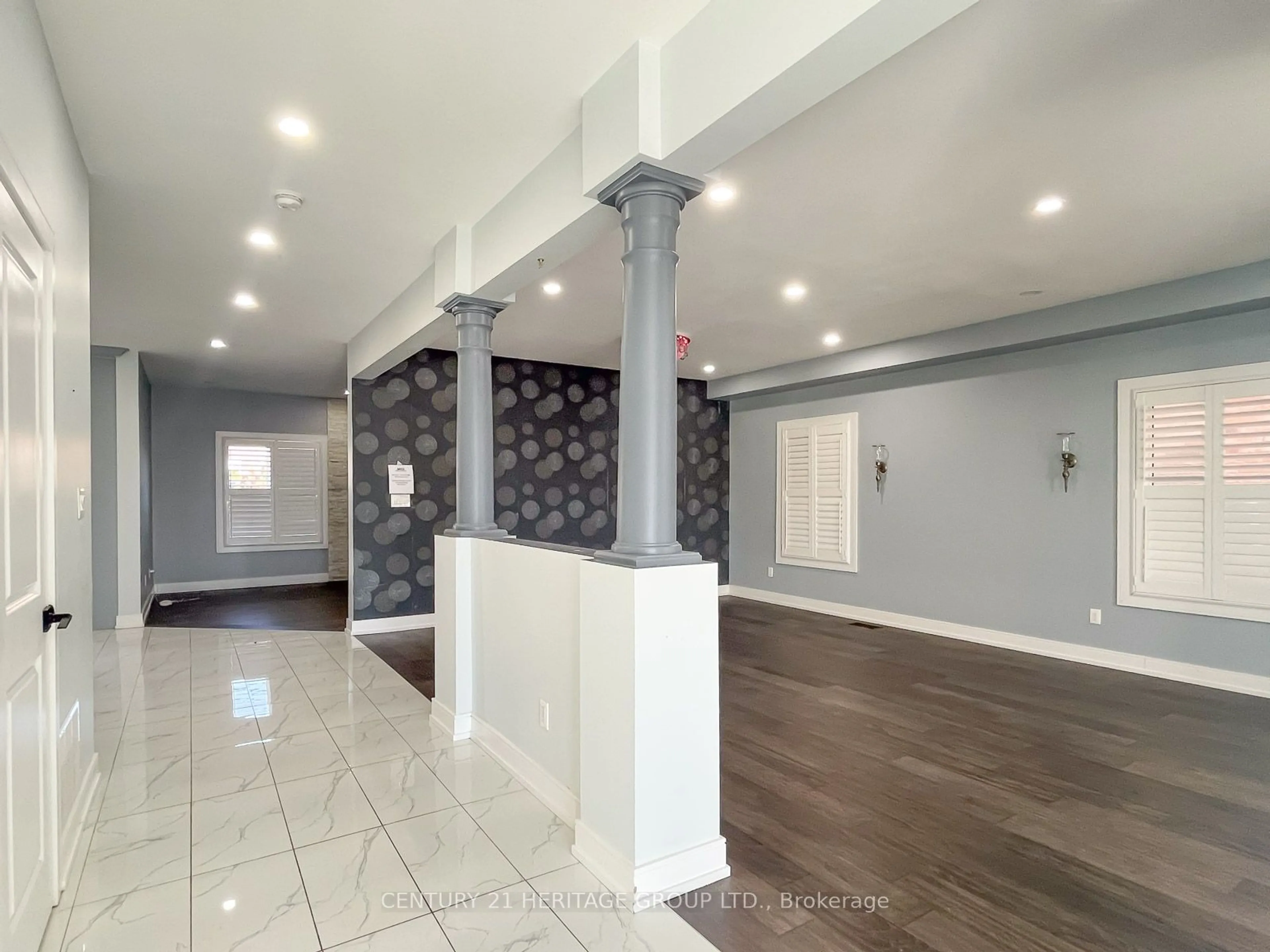 Indoor foyer, wood floors for 69 Greenwood Rd, Whitchurch-Stouffville Ontario L4A 0N8