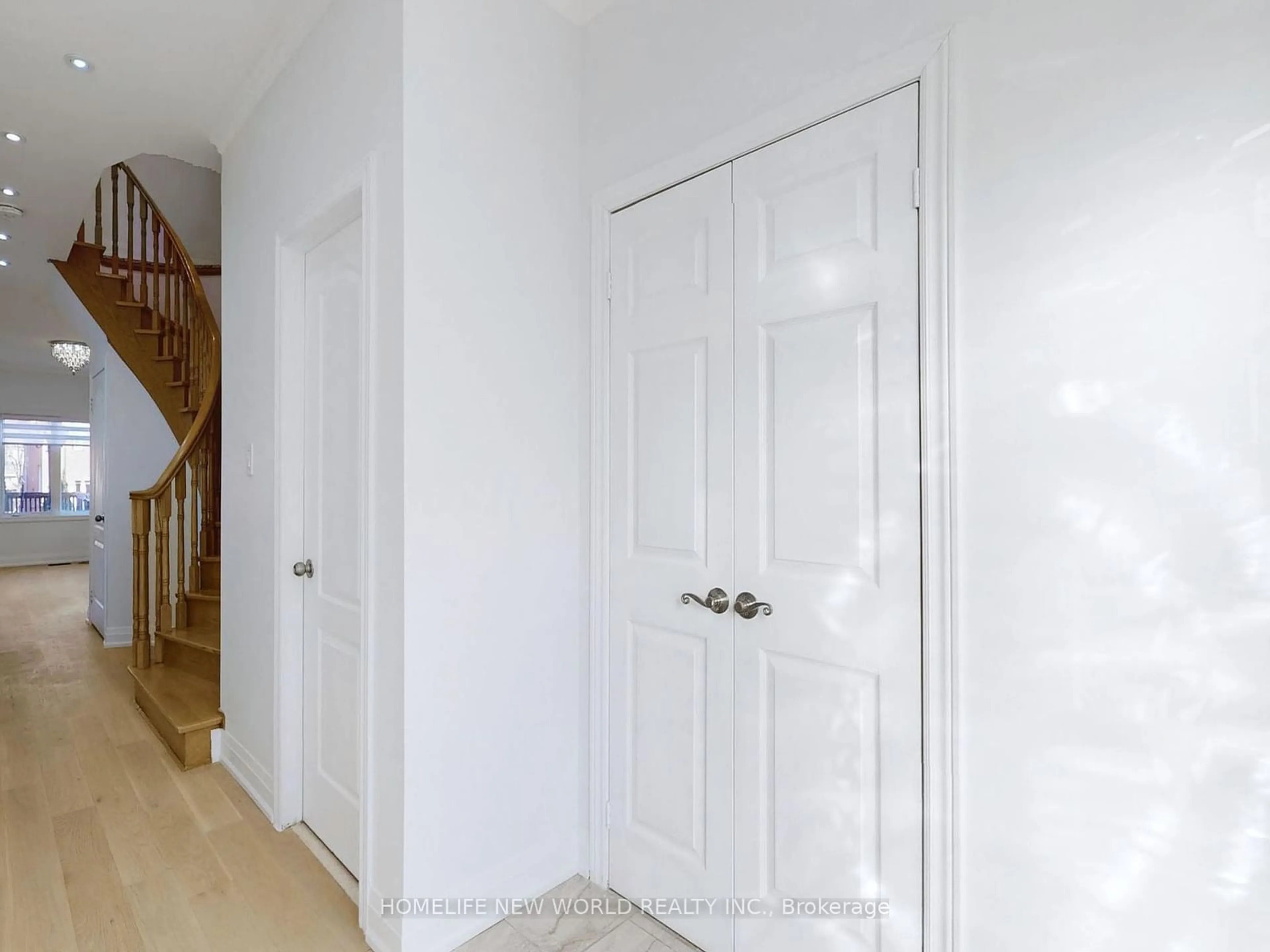 Indoor entryway, wood floors for 32 Arco Circ, Vaughan Ontario L6A 3Z7