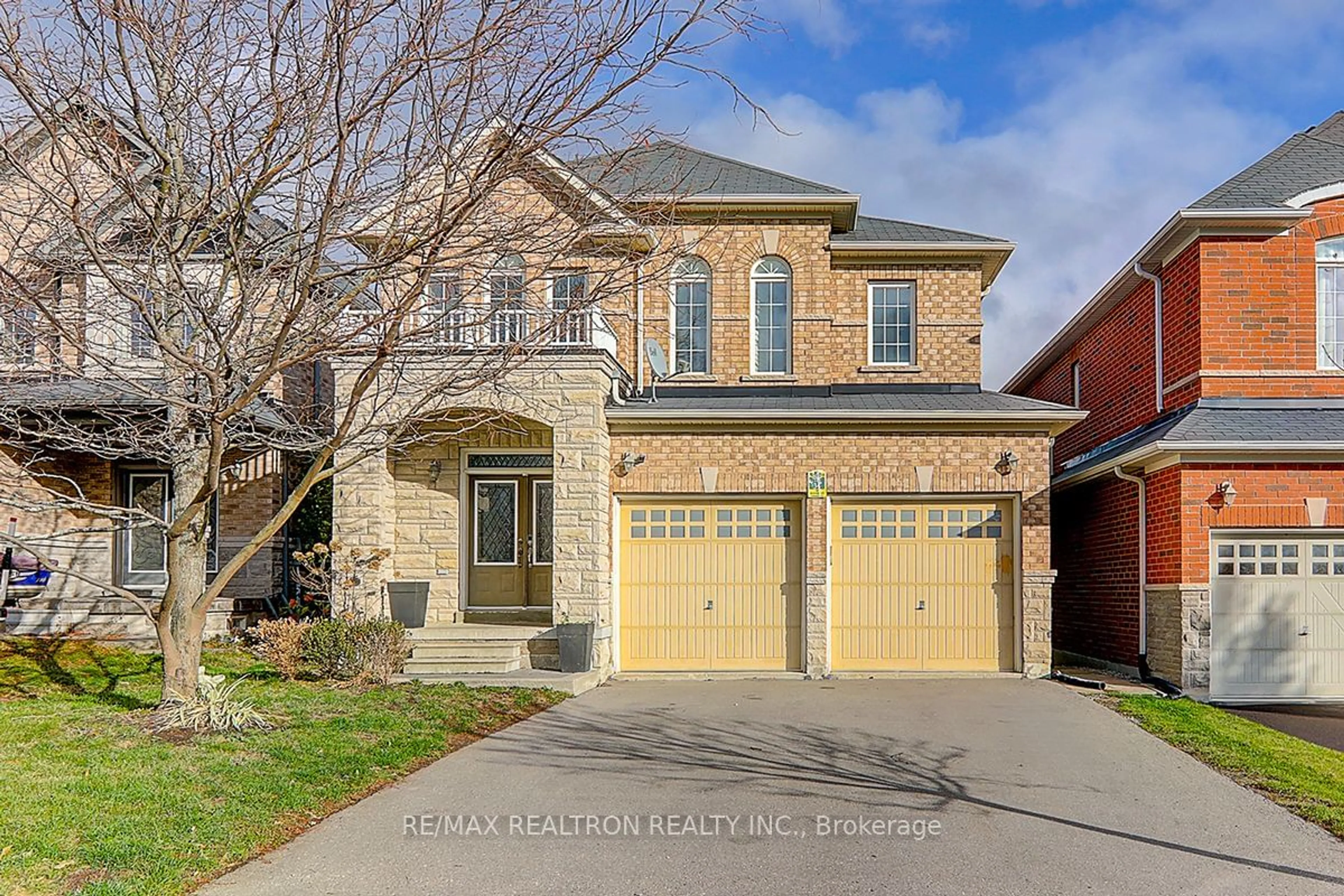 Frontside or backside of a home, the street view for 34 Magdalan Cres, Richmond Hill Ontario L4E 0N5