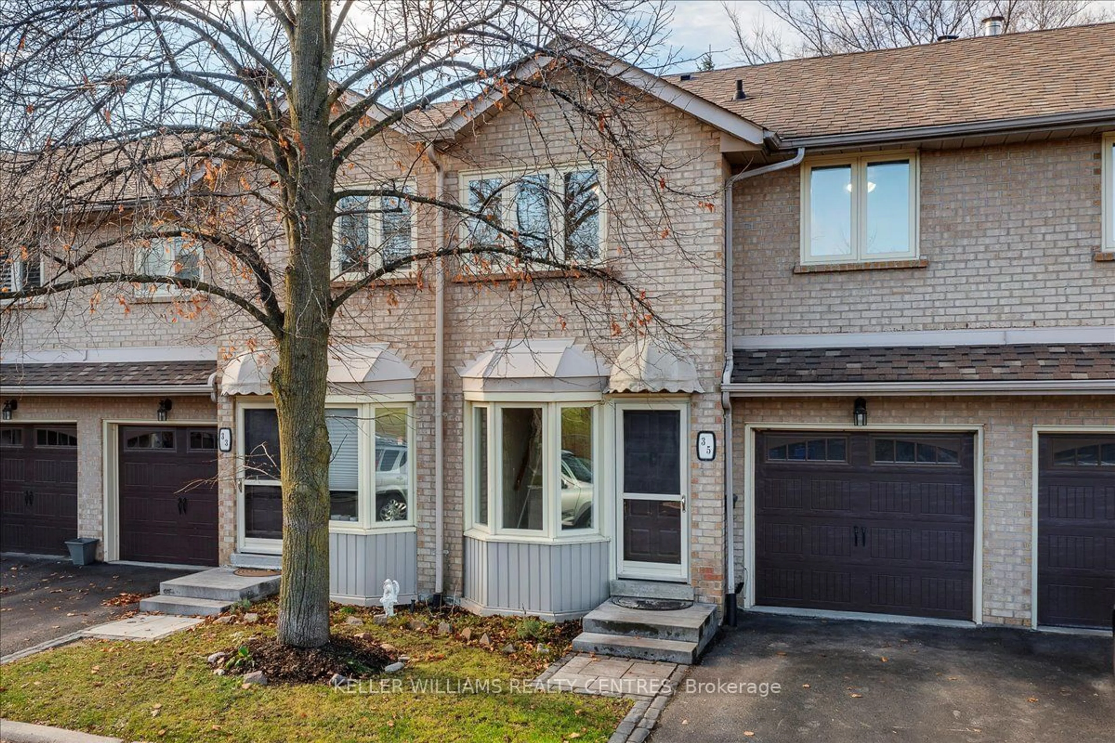 A pic from exterior of the house or condo, cottage for 35 Anderson Pl #35, Aurora Ontario L4G 6G4