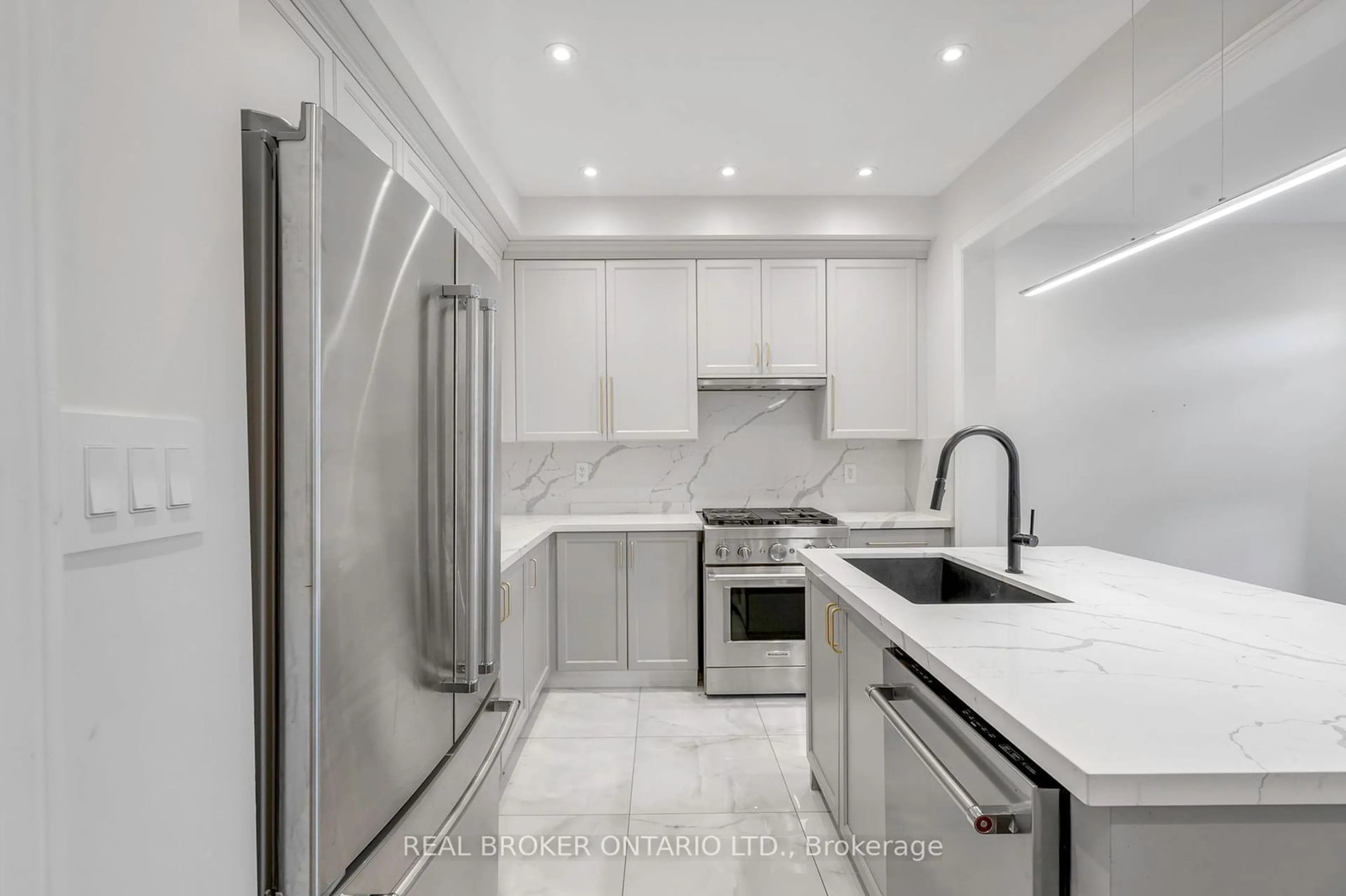 Contemporary kitchen, ceramic floors, mountain for 102 Gower Dr, Aurora Ontario L4G 0W1