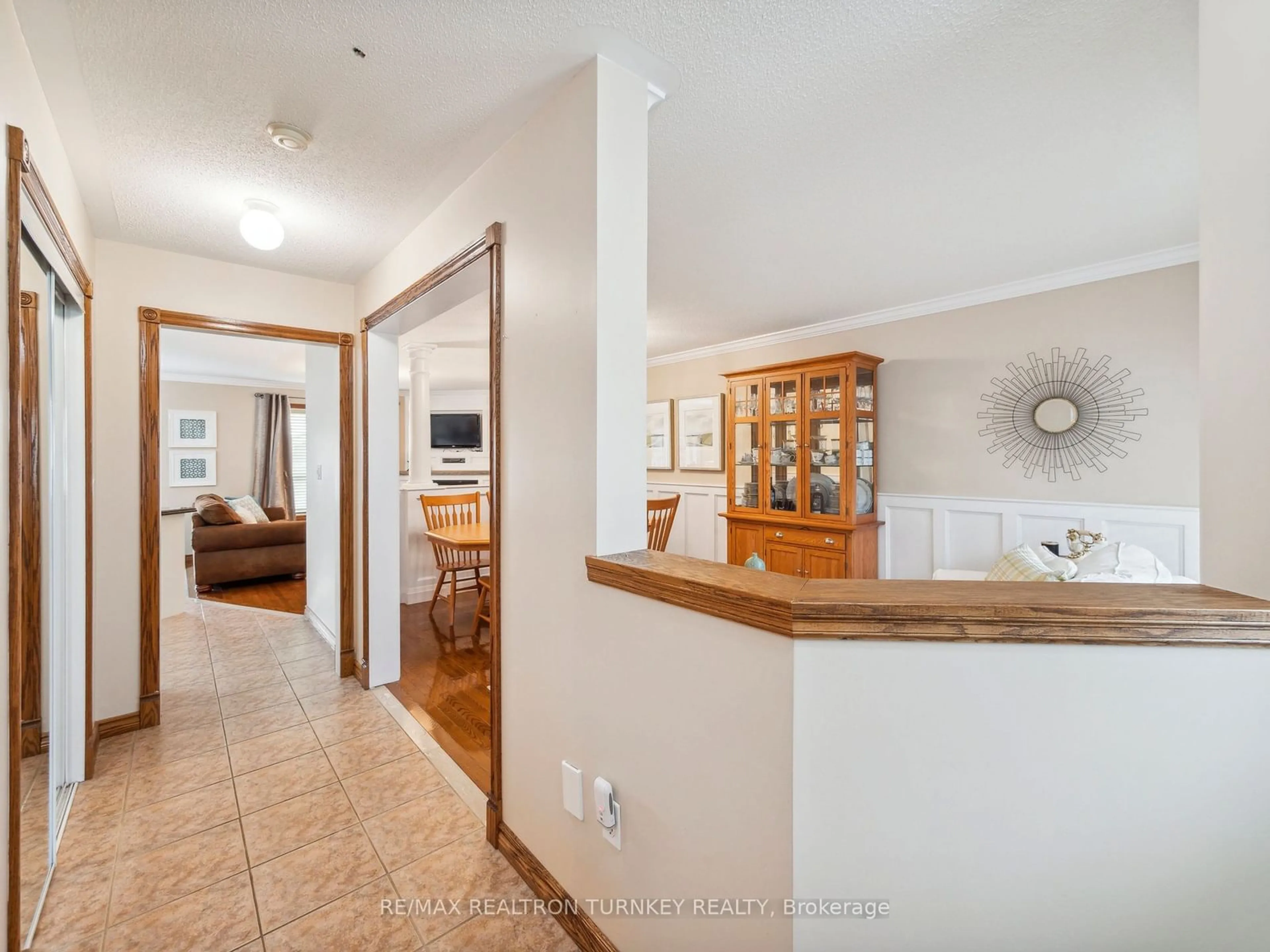 Indoor entryway, wood floors for 1190 Andrade Lane, Innisfil Ontario L9S 4X6